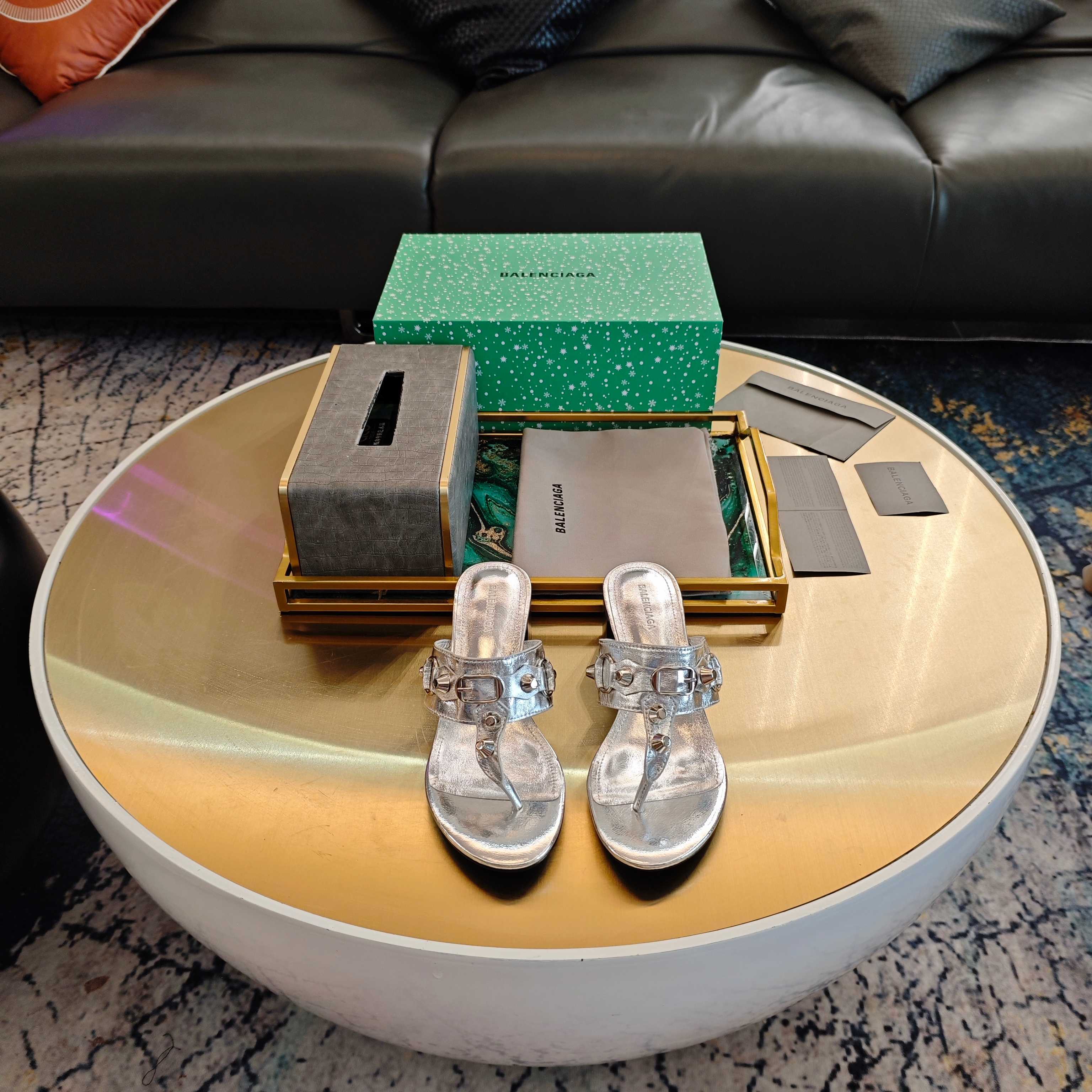 NO:413517,Balenciaga2025 rivet decorative buckle sandal series, round toe fashion design (medium thick heel, foot clip style) High-quality micro-textured cowhide fabric, sheepskin inner foot pad durable and enhances comfort of feet Medium thick heel 5.5cm, Italian 3A-grade leather outsole. size35/39 (34 40 41 42 43 Custom made without return) Four colors are all five colors., split-toe shoes, balenciaga, sandals, cowhide, sheepskin, Leather soles19860909Balenciaga2025铆钉装饰搭扣裹带凉鞋系列,圆头时尚设计（中粗跟、夹脚款式） 上等微纹牛皮面料,羊皮内里垫脚耐穿同时增强双脚舒适 中粗跟5.5cm,意大利3A级真皮大底. size35/39（34 40 41 42 43订做不退换） 颜色四种款式均五色.,分趾鞋,balenciaga,sandals,cowhide,sheepskin,Leather soles,Women's Shoes