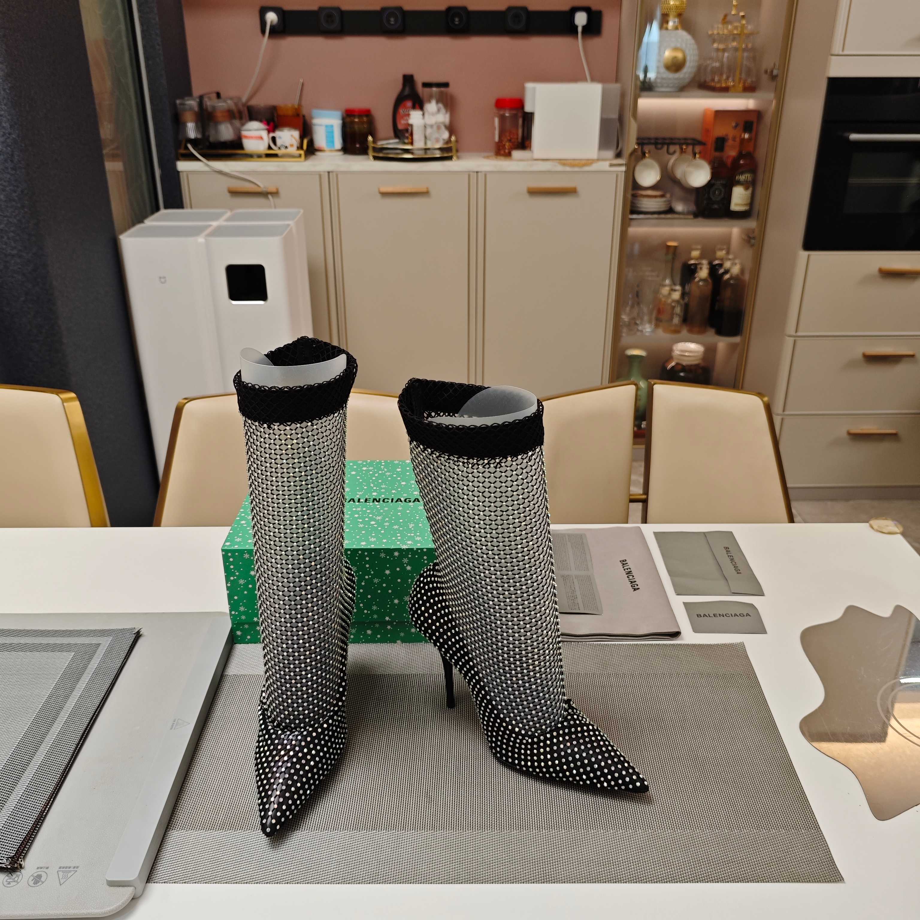 NO:444659,Balenciaga 2025 The most beautiful shoe style in autumn. Balenciaga official new diamond shiny limited edition (full diamond high-heeled net socks boots, embellished with original AUO flash diamonds, wrapping the entire leather single shoes, grandly launched.) . (2025 official limited edition 'magnet box' holiday snowflake gift packaging package) New single color packaging box, saves the trouble of photo editing. Top version, exclusive first release. —————————————————————————————————————————————————————————————————————————————————————————————————————————————————————————————————————————————————————————————————————————————————————————————————————————————————————————————————————————————————————————————————————————————————————————————————————————————————————————————————————————————————————————————————————————————————————————————————————————  A pair of shiny eyes socks that girls fall in love with at a glance. A pair of shoes that never leave their feet every day is simply super sexy and cute. They are immediately tall and high-level. The brand (9.5cm stiletto heels) limited edition model, a real high-end product counterattacks the favorite of white and rich beauty!  Paired with short skirts and shorts, you are enthusiastic and a versatile style of beautiful shoes. The new stiletto heels, Swarovski crystal o-diamonds are paired with a whole piece of professional custom diamond sock boots, making mesh boots that wrap the finished leather single shoes, both single shoes and net stockings, which will definitely shine your eyes. It is too ordinary basic styles for everyone, and you must be the most special. This long boot is simply the embodiment of beauty and slimming legs. I believe that all fairies will be fascinated by her. It looks sweet and ladylike, but it is actually a niche chic. The size and length are customized according to the official limited edition.  The material is made of the most advanced fishnet socks, which can be easily worn and elongate and modify the beautiful legs. The real thing can make you look at her side. It is easy to wear and walk and handle, and it is also an exclusive customized material on the market. The entire series of boots are made of the most classic original last. The toe curve and heel height of the boots are designed according to the original. Cool girls must enter the trendy style. The latest 2025 Internet celebrities in the fashion circle are trying hard to plant grass styles. The new shoe concept allows more beauties to wear the same clothes when they wear it in any occasion. - MATERIAL Material - Customized fabric diamond net + top layer cowhide. The outsole uses high-real original color Italian cowhide sole, foot pad and mixed-type sheepskin made in the inside size35/39 (34/40 41 42 43 Customized) Color black and AB color 2 colors,  Heel height 9.5cm, boots, balenciaga, boots, skirts, shorts, cowhide, sheepskin19860909Balenciaga2025 秋季最心水鞋款 Balenciaga官方全新钻石亮闪闪的限量版（满钻高跟网袜靴,采用原版澳超闪钻点缀,包裹整个皮制单鞋,隆重上市.) .（2025官方限量版“磁铁盒”节日雪花礼品包装配套）全新单色包装盒,省去P图烦恼 顶级版本,独家首发.  ———————————— 火足全世界的抢手货,时尚博主、网红的标配！一眼就能让少女爱上的亮闪双眼网袜靴,狠不得天天都不离脚的一双鞋子,简直是超级性感可爱,上脚立马高大上等级满满.品牌（9.5cm细高跟）限量款,真正的高端货逆袭了白富美的最爱！搭配短裙短裤,热情四射,一款百搭好穿美鞋呈现. 新品新款细高鞋跟,施华洛水晶澳钻配于整块专业订制钻袜靴面,制作出包裹成品皮制单鞋的网靴,即是单鞋又是网袜,绝对闪亮你的双眼. 太普通的基础款人人都有,而你就要最特别,这款长靴简直就是美貌与瘦腿的化身,相信各位仙女儿也会为她着迷.看似甜美淑女,实则小众chic.尺寸长度都按官方限量定制. 材料采用最上档次的鱼网袜制作工艺,拖穿自如的同时又可以拉长修饰美腿.实物更能让你为她侧目.好穿好走好驾驭,也是市场上独家定制材质.整个系列的靴子都是采用最经典的原版楦制作.靴子鞋头弧度与靴跟高度都是按原版设计的.酷妹时髦精必入潮款.   2025最新时尚圈内各大网红明星又在拼命种草的款式.新创的鞋履理念,让更多美女穿出任何场合都不撞衫了. - MATERIAL 材质 - 面料订制款钻网+头层牛皮. 大底采用高真原色意大利牛皮底 垫脚和内裡为意制混种绵羊皮 size35/39（34/40 41 42 43订做） 颜色黑色和AB彩2种颜色, 跟高9.5cm,靴子,balenciaga,boots,skirts,shorts,cowhide,sheepskin,Women's Shoes