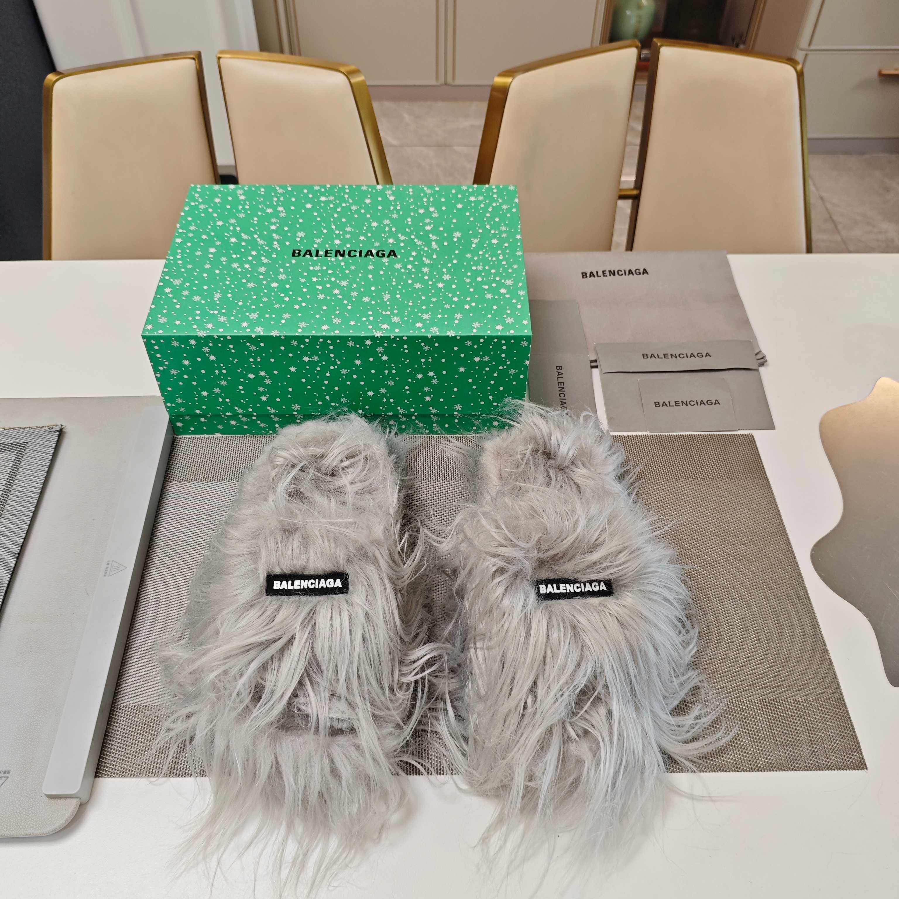 NO:413500,Balenciaga 2025 hit single model, grandly launched, and new products are released (show specialty customized products). Balenciaga's most popular series of models in the world are 'mold combination base table' Maomao casual drag!  Multi-colored fur flat sole, beautiful (real ponytail fur) slippers. The most efficient internet celebrity, the inner height-enhanced lazy ponytail fur slippers that must be worn for many years. The expensive inner height-enhanced 4.5cm midsole pad is fully fur wrapped, giving girls enough invisible height and comfort. The classic tradition of B, core aesthetics and fetish details have been rearranged and combined. The favorite of the little fairies. The overall feeling is smooth, linear, and all materials and craftsmanship are consistent with the original version!  It's so comfortable to see!  Fabric high-quality ponytail hair. The outsole is made of combined tread rubber + PVC foaming water table, with full fur inside and foot pads. size35/39 (34 40 41 Custom made without return.) Heel height: 4.5cm, single shoes, balenciaga, slippers19860909Balenciaga2025爆单款,隆重上市,新品发售（秀场专卖订制款). Balenciaga全球最火爆系列款爆单“模具组合底台”毛毛休闲拖！多彩色系毛毛平底,靓品(真马尾毛)拖鞋. 最具网红效率长年必穿的内增高懒人马尾毛拖鞋.昂贵的内增高4.5cm中底垫台全毛毛包裹,给足了少女们的隐形高度和舒适感,B家经典传统、核心美学和恋物细节经过重新排列组合.,小仙女们的最爱.整体感觉流畅 线性 所有用料与工艺 原版一致！好看到爆,简直舒服得不要不要的！ 面料上等马尾毛. 大底采用组合胎纹橡胶+PVC发泡水台 内里和垫脚全皮毛制作. size35/39（34 40 41 订做不退换.） 跟高: 4.5cm,单鞋,balenciaga,slippers,Women's Shoes