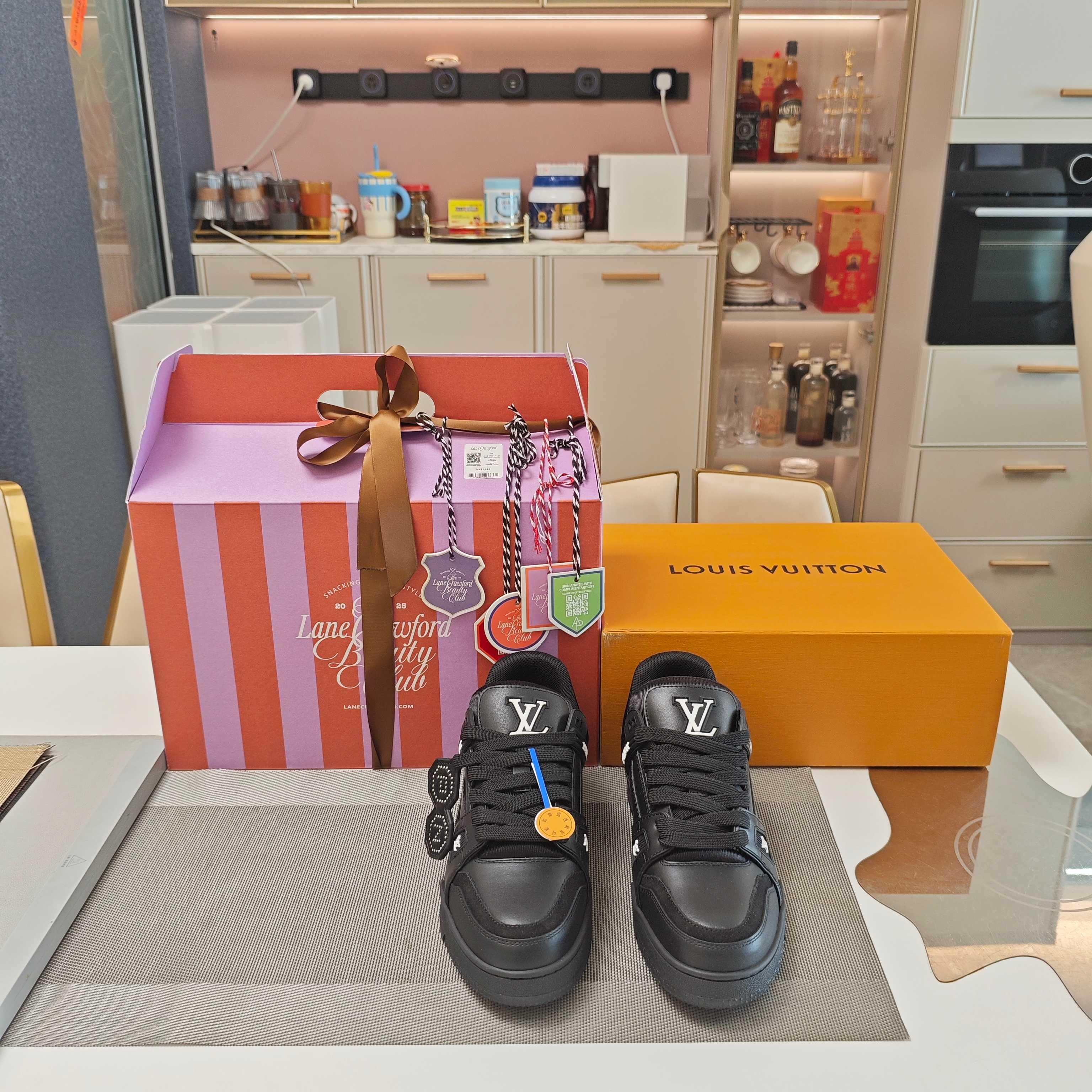 NO:577634,Hong Kong 'Lane Crawford Counter' OEM factory '( )' 25 The preferred brand for well-known Internet celebrities, model stars, and ladies from all walks of life 'Louis Vuitton' purchasing grade version (2025 Lane Crawford counter pre-ordered gift airplane box matching outer packaging) (original brand packaging accessories inner box)  Be aware of the packaging: the high-end 'outside + inside' packaging version, not inferior to the low-end. 'Lane Crawford' counter certification, and 5 kinds of hangtag VIP consumption cards are given, which is definitely a must-have item for fashionable people to give gifts. 25SS is a popular model sought after by celebrities and Internet celebrities, LV  Trainer Couple Series top version of sports and casual shoes. High-end and high-end, fashionable big-name shoes that combine leisure and sports. They are comfortable and multi-color shoes are contrasting and have the atmosphere of the four seasons. They are both high-end and fashionable. The original shoe shape is noble, high-end, and grand!  Highlighting the brand's eye-catching silhouette and exquisite tailoring. The original molded custom-made cowhide fabric is symmetrically matched with various special accessories. The upper is made of high-cost and expensive package technology. The Goodyear stitched edge shoe collar, including the color of the shoelaces, are all customized at 1:1. The original version is consistent with the privately molded TPU outsole, and all details of the shoe last are exactly the same as the original version. The chip tag induction goes directly to the official website.  The Four Seasons Changchun style series of shoes are noble and charming, with elegant temperament, presenting a refined and fashionable minimalist style. They are the first choice for dates and gifts. They are very comfortable to wear on the feet and do not stretch the feet. They can be worn by anyone regardless of age and look super youthful. They look like a famous brand on the feet!  !  New products of the season, as we all know, LV shoes are always designed to be full of high-end and versatile and will never go out of style. The pace of following fashion trends cannot fall behind. Every trendy person must have brand shoes in his life. LV donkey brand boutique outsole: original molded two-color TPU combination outsole. Fabric original imported cowhide. Lining: original double-layer breathable mesh lining. Bottom height 3.5Cm. Size couple code 35/46 (38 45 46 custom-made, non-returnable)  Colors are available in official multi-color series. All genuine colors can be ordered. Casual shoes/sports shoes, louis vuitton, louis vuitton, louis vuitton, sneakers, cowhide19860909香港《连卡佛LaneCrawford专柜）代工厂 “( )”   25  各界知名网红、模特明星、名媛首选品牌 “路易威登”代购级版本  （2025LaneCrawford专柜预定礼品飞机盒配套外包装）(原品牌包装配件内盒)  认清包装:高配“外+内”包装版本,低端勿比.“连卡佛”专柜认证,并赠送5种吊牌VIP消费卡牌,绝对是潮人送礼必备单品. 25SS众明星网红追捧的爆款,LV trainer情侣款系列顶级版运动休闲鞋.高端上档次,集休闲与运动一身的时尚大牌鞋履,舒适一脚蹬,多色系鞋履都撞色非常有四季的气息,既高端又时尚. 原版鞋形集高贵,高端,大气于一身！凸显品牌醒目的廓形和精湛的剪裁.  原版开模定制的牛皮面料对称搭配各种特殊辅料,制作工艺的高成本昂贵的套包工艺鞋面,固特异缝合锁边鞋口,包括鞋带的配色都是1:1订做.原版一致私模TPU大底,各方面细节 鞋楦完全与原版一致.芯片吊牌 感应直接进入官网  四季长春款式系列鞋履,高贵娇媚,气质高雅,呈现精致时髦的极简造型,约会&送礼首选精品.上脚穿着很舒适且不绷脚,超显年轻的不分年龄均可穿着,上脚便是名牌风范！！ 当季新品,众所周知,LV鞋子永远设计为高级感满满的且百搭永不过时,时尚潮流追随的脚步却无法落下,每个潮人一生都必须拥有品牌鞋履. LV驴牌精品 大底:原版开模双色TPU组合大底 面料原版进口牛皮 内裡: 原版双层透气网里 底高3.5Cm size情侣码35/46（38 45 46订做不退换） 颜色官方多色系,正品所有颜色均可下单制作.,休闲鞋/运动鞋,louis vuitton,louis vuitton,louis vuitton,sneakers,cowhide,Women's Shoes