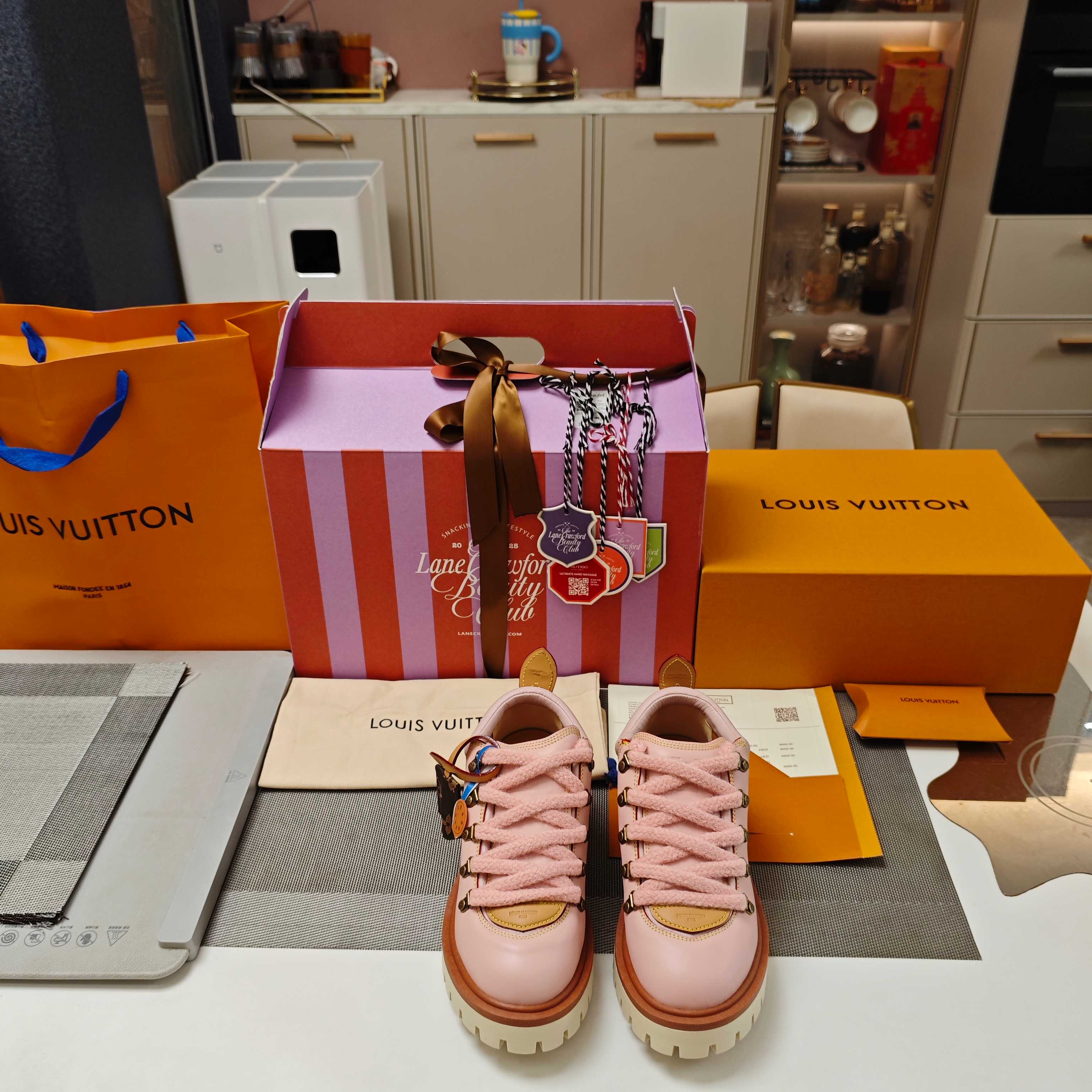 NO:577628,Hong Kong 'Lane Crawford Counter' OEM '( )' 25 The preferred brand for well-known Internet celebrities, model stars, and ladies from all walks of life 'Louis Vuitton' purchasing grade version Women's model Men's model P (2025 Lane Crawford counter reservation gift airplane box matching outer packaging) (original brand packaging accessories inner box)  Be aware of the packaging: the high-end 'outside + inside' packaging version, not inferior to the low-end ones. 'Lian Crawford' counter certification, and 5 kinds of hangtag VIP consumption cards are given, which is definitely a must-have item for fashionable people to give gifts. 25SS is a hot model sought after by celebrities and Internet celebrities, Time DS hiking shoes, and Martin sports shoe series thick-soled loafers  , the top version of sports and casual shoes. High-end, high-end, fashionable and big-name shoes that combine leisure and sports. They are comfortable to wear. The multi-color shoes are in contrasting colors and have the atmosphere of the four seasons. They are both high-end and fashionable. The original shoe shape is noble, high-end, and grand!  Highlighting the brand's eye-catching silhouette and exquisite tailoring. The original custom-made burnt cowhide fabric is symmetrically matched with various special accessories. The high-cost and expensive craftsmanship of the upper, brand LOGO embossing and hardware accessories, including the color matching of the shoelaces, are all customized at 1:1. The original tongue and shoe mouth locking technology are the same!  The details of all aspects of the shoe last are completely consistent with the original, and the texture is as delicate as the original. The chip tag can be directly accessed to the official website. The Four Seasons Changchun style series of shoes are noble and charming, with elegant temperament. They present exquisite and fashionable minimalist styles. They are the first choice for dates and gifts. They are very comfortable to wear and not tight on the feet. They can be worn by anyone regardless of age. They look very young and look like a famous brand!  !  New products of the season, as we all know, LV shoes are always designed to be full of high-end and versatile and never go out of style. The pace of following fashion trends cannot fall behind. Every trendy person must have brand shoes in his life. LV donkey brand boutique outsole: original molded gear tooth molding outsole. Fabric original custom burnt cowhide. Lining: original water-dyed cowhide lining and elastic feet. Bottom height 4.5Cm. Size couple size 35/45 (40 for women and 44 for men).  45 (custom-made, non-refundable). Colors are official in multiple colors. All genuine colors can be ordered. Loafers, louis vuitton, louis vuitton, louis vuitton, loafers, sneakers, cowhide19860909香港《连卡佛LaneCrawford专柜）代工厂 “( )”   25  各界知名网红、模特明星、名媛首选品牌 “路易威登”代购级版本  女款 男款P（2025LaneCrawford专柜预定礼品飞机盒配套外包装）(原品牌包装配件内盒)  认清包装:高配“外+内”包装版本,低端勿比.“连卡佛”专柜认证,并赠送5种吊牌VIP消费卡牌,绝对是潮人送礼必备单品. 25SS众明星网红追捧的爆款,Time DS登山鞋、马丁运动鞋系列厚底乐福鞋 ,顶级版运动休闲鞋.高端上档次,集休闲与运动一身的时尚大牌鞋履,舒适一脚蹬,多色系鞋履都撞色非常有四季的气息,既高端又时尚. 原版鞋形集高贵,高端,大气于一身！凸显品牌醒目的廓形和精湛的剪裁.  原版定制的擦焦牛皮面料对称搭配各种特殊辅料,制作工艺的高成本昂贵的工艺鞋面,品牌LOGO压花及五金配件,包括鞋带的配色都是1:1订做.原版一致鞋舌、鞋口锁边工艺！各方面细节 鞋楦完全与原版一致,质感细腻媲美正品.芯片吊牌 感应直接进入官网  四季长春款式系列鞋履,高贵娇媚,气质高雅,呈现精致时髦的极简造型,约会&送礼首选精品.上脚穿着很舒适且不绷脚,超显年轻的不分年龄均可穿着,上脚便是名牌风范！！ 当季新品,众所周知,LV鞋子永远设计为高级感满满的且百搭永不过时,时尚潮流追随的脚步却无法落下,每个潮人一生都必须拥有品牌鞋履. LV驴牌精品 大底: 原版开模轮齿成型大底  面料原版定制擦焦牛皮  内裡: 原版水染牛皮内裡与弹力垫脚 底高4.5Cm size情侣码35/45（女40男44 45订做不退换） 颜色官方多色系,正品所有颜色均可下单制作.,乐福鞋,louis vuitton,louis vuitton,louis vuitton,loafers,sneakers,cowhide,Women's Shoes