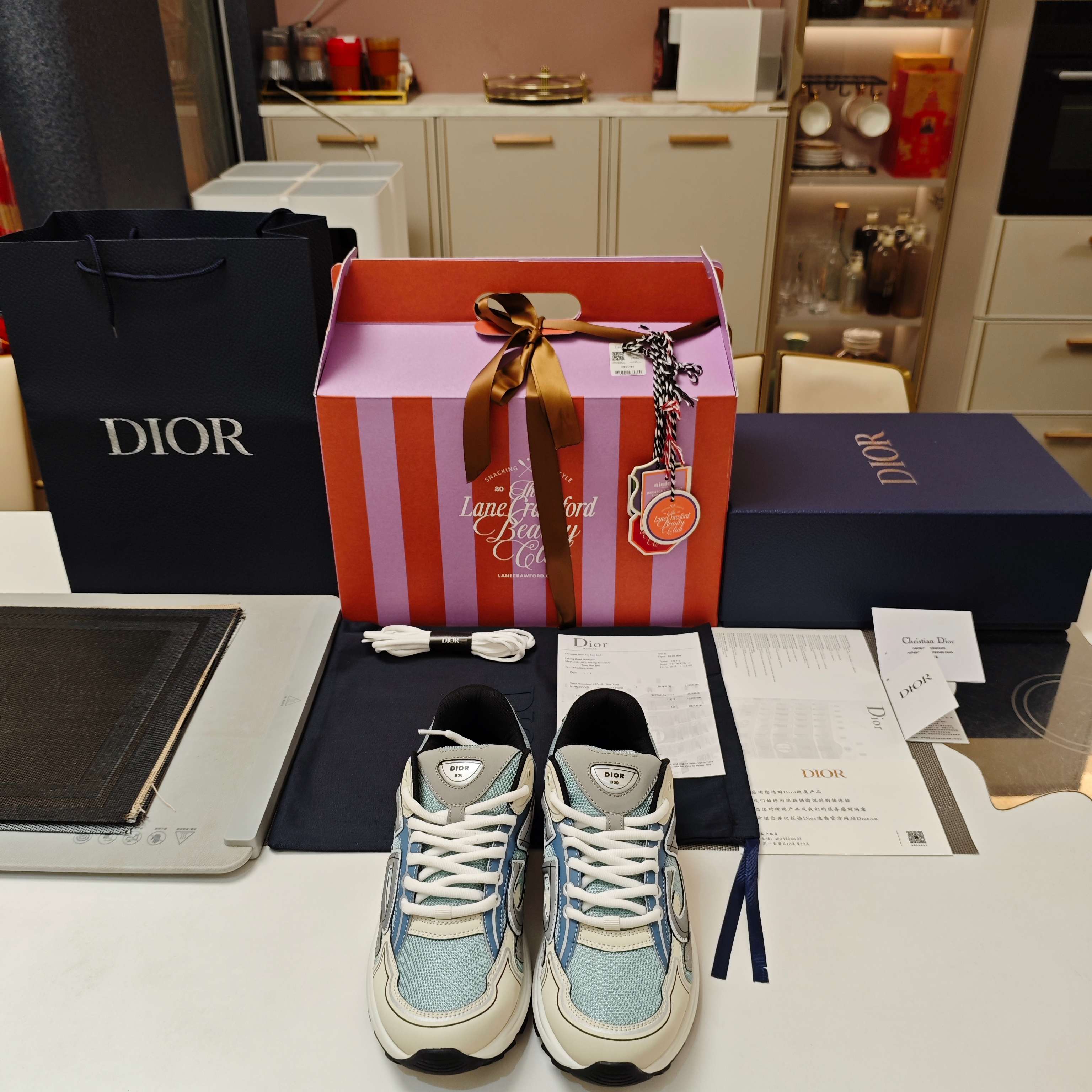 NO:653723,Hong Kong 'Lane Crawford Counter' OEM '(Dior)' Dior Dior 26 The preferred brand for well-known Internet celebrities, model stars, and ladies from all walks of life 'D Dior' purchase-level version with the same price for men and women (2025 Lane Crawford counter pre-ordered gift airplane box matching outer packaging) (original brand packaging accessories inner box)  Be aware of the packaging: the high-end 'outside + inside' packaging version, not inferior to the low-end. 'Lian Crawford' counter certification, and 5 kinds of hanging tags VIP consumption cards are given, which is definitely a must-have item for fashionable people to give gifts. 25SS is a hot model sought after by celebrities and Internet celebrities, Dior  CD series couple's series top version popular thick-soled goddess-style thick-soled running shoes, sports and leisure shoes. High-end and high-end, fashionable and big-name shoes that combine leisure and sports. They are comfortable and multi-color shoes are all in contrasting colors and have the atmosphere of the four seasons. They are both high-end and fashionable.  The original custom-made imported cowhide breathable mesh is symmetrically matched with various special accessories. The production process is expensive and the outsole is lightweight. It also has a craft upper, the classic CD logo is sewn on the outer waist and back bag, and is air-cushioned. The Christian Dior Paris transparent logo is on the tongue. It is paired with a comfortable thick sole and logo laces. It can add fashionable temperament to all kinds of casual looks. The original version is the same as the private model TPU rubber outsole. All details and the shoe last are completely consistent with the original version.  ) Four seasons style. Dio2026 Four Seasons Changchun style series of shoes, noble and charming, elegant temperament, presenting a refined and fashionable minimalist style, the first choice for dates and gifts. It is very comfortable to wear on the feet and does not stretch the feet. It can be worn by anyone of any age who looks super youthful. It has a brand-name style on the feet!  !  New products of the season. As we all know, Diro shoes are always designed to be full of high-end and versatile and never go out of style. They can't stop following the fashion trend. Every trendy person must have brand shoes in his life. D's boutique Outsole: original molded CD logo two-color TPU rubber combination outsole. Fabric: Italian original imported cowhide breathable mesh. Inner: imported soft water-dyed cow lining + cowhide foot pads. Bottom height 4.5cm. Size couple code 35/46 (40 for women and 45 for men).  46 (custom-made, non-returnable) The colors are official multi-color series, all genuine colors can be ordered. Casual shoes/sports shoes, dior, dior, dior, sneakers, cowhide19860909香港《连卡佛LaneCrawford专柜）代工厂 “(迪奥 )” Dior迪奥 26 各界知名网红、模特明星、名媛首选品牌 “D迪奥”代购级版本  男女款同价 （2025LaneCrawford专柜预定礼品飞机盒配套外包装）(原品牌包装配件内盒)  认清包装:高配“外+内”包装版本,低端勿比.“连卡佛”专柜认证,并赠送5种吊牌VIP消费卡牌,绝对是潮人送礼必备单品. 25SS众明星网红追捧的爆款,Dior CD系列情侣款系列顶级版爆款厚底女神款厚底跑鞋、运动休闲鞋.高端上档次,集休闲与运动一身的时尚大牌鞋履,舒适一脚蹬,多色系鞋履都撞色非常有四季的气息,既高端又时尚.  原版开模定制的原版进口牛皮透气网布对称搭配各种特殊辅料,制作工艺的高成本昂贵,大底轻便,加上工艺鞋面,经典CD标志车缝鞋外腰处与后包,再以气垫泡Christian Dior Paris 透明标识于鞋舌.搭配舒适厚底和标志鞋带.可为各式休闲造型增添时髦气质,原版一致私模TPU橡胶大底,各方面细节 鞋楦完全与原版一致 D家(迪*奥 )四季款款. Dio2026 四季长春款式系列鞋履,高贵娇媚,气质高雅,呈现精致时髦的极简造型,约会&送礼首选精品.上脚穿着很舒适且不绷脚,超显年轻的不分年龄均可穿着,上脚便是名牌风范！！ 当季新品,众所周知,Diro鞋子永远设计为高级感满满的且百搭永不过时,时尚潮流追随的脚步却无法落下,每个潮人一生都必须拥有品牌鞋履. D家精品 大底:原版开模CD标志双色TPU橡胶组合大底 面料意大利原版进口牛皮透气网布 内裡: 进口柔软水染牛内里+牛皮垫脚 底高4.5Cm size情侣码35/46（女40 男45 46订做不退换） 颜色官方多色系,正品所有颜色均可下单制作.,休闲鞋/运动鞋,dior,dior,dior,sneakers,cowhide,Women's Shoes