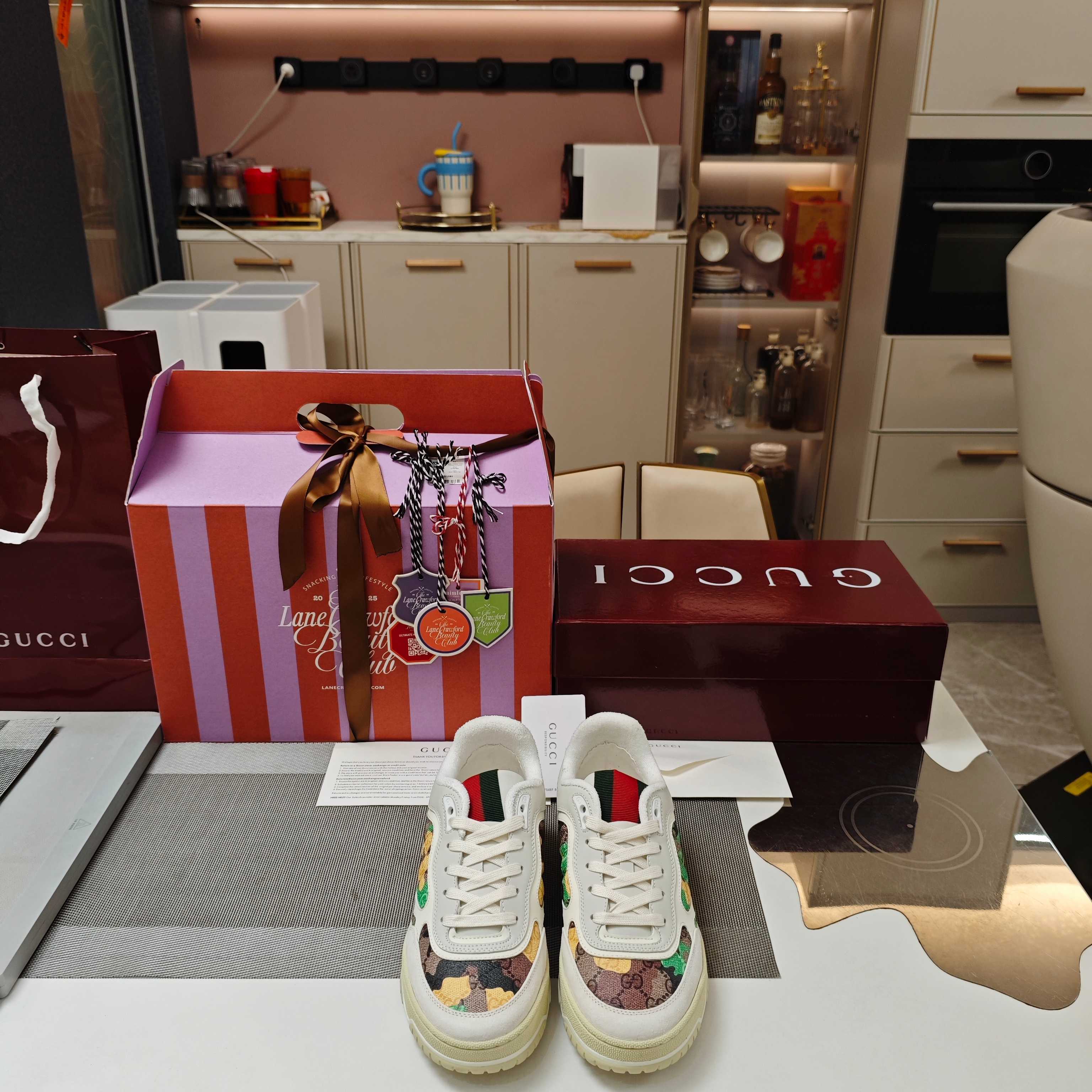 NO:669020,Hong Kong 'Lane Crawford Counter' OEM '(Double G)' Gucci Gucci 25 The preferred brand for well-known Internet celebrities, model stars, and ladies from all walks of life 'G Family Gucci' Purchasing Level Version Women's and Men's P (2025 Lane Crawford Counter Booking Gift Airplane Box Matching Outer Packaging) (Original Brand Packaging Accessories Inner Box)  Be aware of the packaging: the high-end 'outside + inside' packaging version, not inferior to the low-end. 'Lian Crawford' counter certification, and 5 kinds of hangtag VIP consumption cards are given, which is definitely a must-have item for fashionable people to give gifts. 25SS is a popular model sought after by celebrities and Internet celebrities, Gucci Ancora  White shoes, Gucci couple's series top version thick-soled sports and casual shoes with an inner height of 3CM. High-end and high-end, fashionable big-name shoes that combine leisure and sports. They are comfortable and multi-color shoes are contrasting and have the atmosphere of the four seasons. They are both high-end and fashionable. The original shoe shape is noble, high-end, and grand!  Highlighting the brand's eye-catching silhouette and exquisite tailoring. The original custom-made imported eco-friendly water-dyed calfskin and G-label transfer-printed color fabrics are symmetrical towers with various special accessories. The production process is high-cost and expensive. The uppers are made with high-cost and expensive crafts. The Goodyear stitched edge shoe collar, including the color of the shoelaces, are all customized at 1:1. The original version has the same private-molded TPU outsole, and all details of the shoe last are completely consistent with the original version. The three-color tongue of the tongue plus anti-counterfeiting cloth label, fake chip tag  Go directly to the official website. The Gucci Four Seasons Changchun style series of shoes are noble and charming, with elegant temperament. They present exquisite and fashionable minimalist styles. They are the first choice for dates and gifts. They are very comfortable to wear on the feet and do not stretch the feet. They can be worn by anyone regardless of age and look super youthful. They look like a famous brand on the feet!  !  New products of the season. As we all know, Gucci shoes are always designed to be full of high-end and versatile and never go out of style. They can't fall behind in following fashion trends. Every trendy person must have brand shoes in his life. Gucci G boutique Outsole: original molded IPVC thickened lightweight outsole. Fabric original imported water-dyed calfskin + G logo transfer printed fabric. Lining: original sheepskin lining + molded latex insole. Bottom height 3Cm + inner height increase 3Cm.  Size couple code 35/45 (female 34 41 male 38 45, custom-made and non-returnable) Colors are official multi-color series, all genuine colors can be ordered. Casual shoes/sports shoes, gucci, gucci, gucci, sneakers, cowhide, sheepskin19860909香港《连卡佛LaneCrawford专柜）代工厂 “(双G )” Gucci古驰25  各界知名网红、模特明星、名媛首选品牌 “G家 古驰”代购级版本  女款男款P（2025LaneCrawford专柜预定礼品飞机盒配套外包装）(原品牌包装配件内盒)  认清包装:高配“外+内”包装版本,低端勿比.“连卡佛”专柜认证,并赠送5种吊牌VIP消费卡牌,绝对是潮人送礼必备单品. 25SS众明星网红追捧的爆款,Gucci Ancora 小白鞋、古驰情侣款系列顶级版厚底内增高3CM运动休闲鞋.高端上档次,集休闲与运动一身的时尚大牌鞋履,舒适一脚蹬,多色系鞋履都撞色非常有四季的气息,既高端又时尚. 原版鞋形集高贵,高端,大气于一身！凸显品牌醒目的廓形和精湛的剪裁.  原版开模定制的进口环保水染小牛皮和G标转印花色面料对称塔配各种特殊辅料,制作工艺的高成本昂贵的工艺鞋面,固特异缝合锁边鞋口,包括鞋带的配色都是1:1订做.原版一致私模TPU大底,各方面细节 鞋楦完全与原版一致.鞋舌三色坚杆加防伪布标,伪芯片吊牌 感应直接进入官网 Gucci古驰 四季长春款式系列鞋履,高贵娇媚,气质高雅,呈现精致时髦的极简造型,约会&送礼首选精品.上脚穿着很舒适且不绷脚,超显年轻的不分年龄均可穿着,上脚便是名牌风范！！ 当季新品,众所周知,古驰鞋子永远设计为高级感满满的且百搭永不过时,时尚潮流追随的脚步却无法落下,每个潮人一生都必须拥有品牌鞋履  古驰G家精品 大底:原版开模Ipvc加厚轻质大底 面料原版进口水染小牛皮+G标转印花色面料  内裡: 原版羊皮内里+成型乳胶鞋垫 底高3Cm +内增高3Cm size情侣码35/45（女34 41男38 45 订做不退换） 颜色官方多色系,正品所有颜色均可下单制作.,休闲鞋/运动鞋,gucci,gucci,gucci,sneakers,cowhide,sheepskin,Women's Shoes