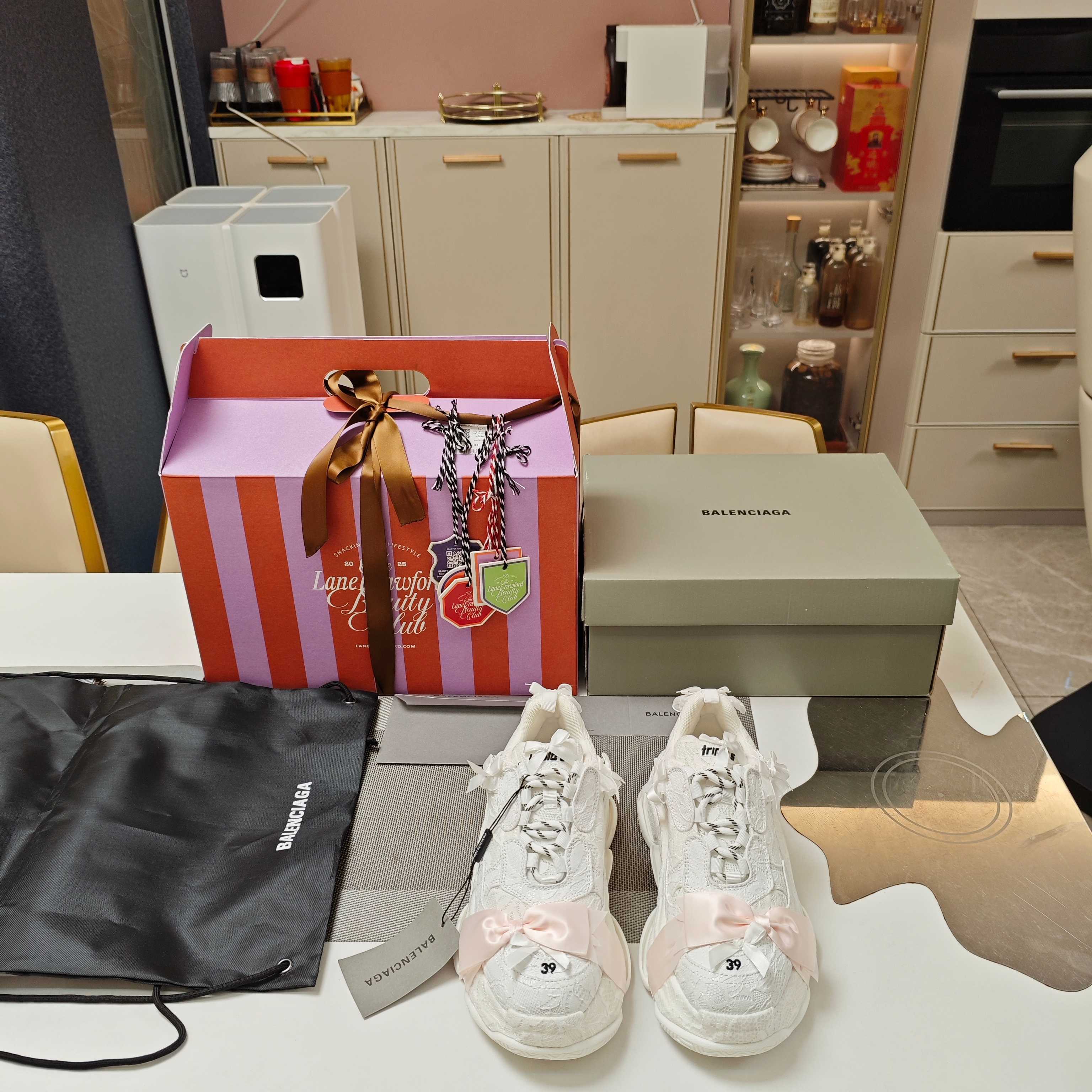 NO:669016,Hong Kong 'Lane Crawford counter' foundry '(Balenciaga)' BALENCIAGA 25 The preferred brand for well-known Internet celebrities, model stars, and socialites from all walks of life. Replenishment of Wang Daddy shoes 'B Family' purchasing grade version. Flat price (2025 Lane Crawford counter reservation gift airplane box matching outer packaging) (original brand packaging accessories inner box)  Be aware of the packaging: the high-end 'outside + inside' packaging version, which is better than the low-end. 'Lane Crawford' counter certification, and 5 kinds of hangtag VIP consumption cards are given, which is definitely a must-have item for fashionable people to give gifts. 25SS is a hot model sought after by celebrities and Internet celebrities, the top version of Balenciaga couple's series of sports and casual shoes. Lace bow triples and Triple S Tape  Type series sports shoes and dad shoes are high-end and high-end, fashionable and big-name shoes that combine leisure and sports. They are comfortable to wear. The multi-color shoes are in contrasting colors and have the atmosphere of the four seasons. They are both high-end and fashionable. The original shoe shape is noble, high-end and grand!  Highlighting the brand's eye-catching silhouette and exquisite tailoring. The original custom-made lace ribbon bow symmetrical tower with various special accessories, the yellow double B tape element logo on the side of Triple S, the high-cost and expensive packaging process for the upper, the Triple S Tape Type series round toe, which combines sporty and street style, including the color matching of shoelaces are all customized at 1:1. The original version has the same private mold TPU and rubber combination outsole, all details  The shoe last is completely consistent with the original version. It comes with anti-counterfeiting labels and official hang tags. Balenciaga's Four Seasons Changchun style series of shoes are noble and charming, with elegant temperament, presenting a refined and fashionable minimalist style. They are the first choice for dates and gifts. They are very comfortable to wear on the feet and do not stretch the feet. They can be worn by anyone of any age who looks super youthful. They look like a famous brand on the feet!  !  New products of the season. As we all know, Balenciaga dad shoes are always designed to be full of high-end and versatile and never go out of style. They can't fall behind in following fashion trends. Every trendy person must have brand shoes in his life. Paris B's boutique outsole: original six-layer TPU and rubber combination outsole. Fabric original imported cowhide punching and washed denim. Lining: original cowhide lining. Bottom height 6.5cm.  size couple code 35/45 (40 for women and 45 for men, no return or exchange). Colors are official in multiple colors. All genuine colors can be ordered. Casual shoes/sports shoes, balenciaga, balenciaga, sneakers, cowhide19860909香港《连卡佛LaneCrawford专柜）代工厂 “(巴黎世家 )” BALENCIAGA 25  各界知名网红、模特明星、名媛首选品牌 补货王老爹鞋“B家”代购级版本  统一价（2025LaneCrawford专柜预定礼品飞机盒配套外包装）(原品牌包装配件内盒)  认清包装:高配“外+内”包装版本,低端勿比.“连卡佛”专柜认证,并赠送5种吊牌VIP消费卡牌,绝对是潮人送礼必备单品. 25SS众明星网红追捧的爆款,Balenciaga情侣款系列顶级版运动休闲鞋.蕾丝蝴蝶结triples和Triple S Tape Type系列运动鞋、老爹鞋,高端上档次,集休闲与运动一身的时尚大牌鞋履,舒适一脚蹬,多色系鞋履都撞色非常有四季的气息,既高端又时尚. 原版鞋形集高贵,高端,大气于一身！凸显品牌醒目的廓形和精湛的剪裁.  原版开模定制的蕾丝缎带蝴蝶结对称塔配各种特殊辅料,Triple S侧面黄色双B的胶带元素logo、制作工艺的高成本昂贵的套包工艺鞋面,Triple S Tape Type系列圆头,集运动感与街头风、包括鞋带的配色都是1:1订做.原版一致私模TPU与橡胶组合大底,各方面细节 鞋楦完全与原版一致.自带防伪标签与官方吊牌. Balenciaga四季长春款式系列鞋履,高贵娇媚,气质高雅,呈现精致时髦的极简造型,约会&送礼首选精品.上脚穿着很舒适且不绷脚,超显年轻的不分年龄均可穿着,上脚便是名牌风范！！ 当季新品,众所周知,巴黎世家老爹鞋永远设计为高级感满满的且百搭永不过时,时尚潮流追随的脚步却无法落下,每个潮人一生都必须拥有品牌鞋履  巴黎B家精品 大底: 原版六层TPU与橡胶组合大底 面料原版进口牛皮冲孔与水洗牛仔布 内裡: 原版牛皮内里 底高6.5Cm size情侣码35/45（女40男45订做不退换） 颜色官方多色系,正品所有颜色均可下单制作.,休闲鞋/运动鞋,balenciaga,balenciaga,sneakers,cowhide,Women's Shoes