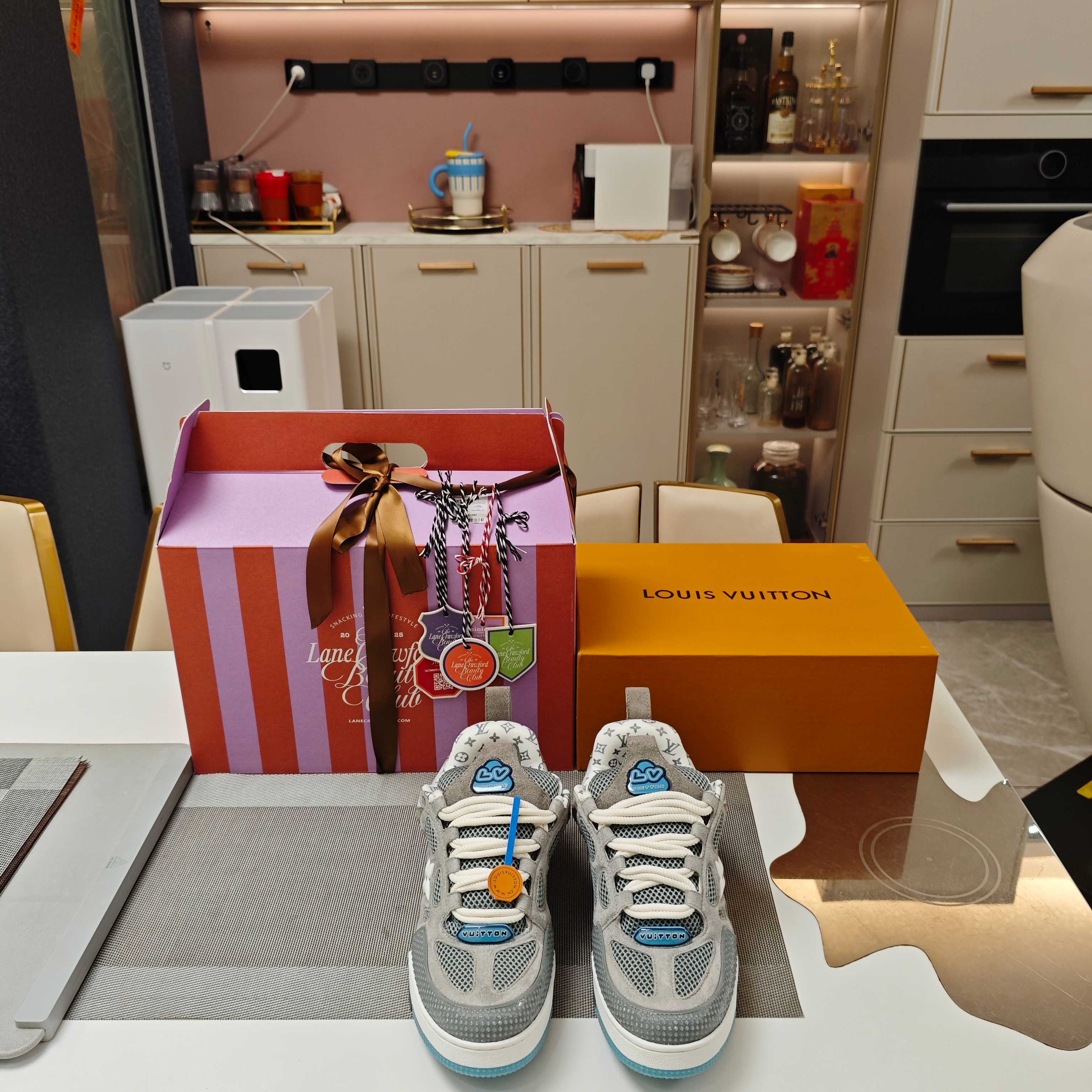 NO:669042,Hong Kong 'Lane Crawford Counter' OEM factory '( )' 25 The preferred brand for well-known Internet celebrities, model stars, and ladies from all walks of life 'Louis Vuitton' purchasing grade version (2025 Lane Crawford counter pre-ordered gift airplane box matching outer packaging) (original brand packaging accessories inner box)  Be aware of the packaging: the high-end 'outside + inside' packaging version, not inferior to the low-end. 'Lane Crawford' counter certification, and 5 kinds of hangtag VIP consumption cards are given, which is definitely a must-have item for fashionable people to give gifts. 25SS is a popular model sought after by celebrities and Internet celebrities, LV  Fatty (Bread) elastic shoe series is the top version of sports and leisure shoes for couples. High-end and high-end, fashionable and big-name shoes that combine leisure and sports. They are comfortable to pedal. The contrasting colors of the multi-color shoes have the atmosphere of the four seasons, which are both high-end and fashionable. The original shoe shape is noble, high-end, and grand!  Highlighting the brand's eye-catching silhouette and exquisite tailoring. The original molded custom-made cowhide fabric is symmetrically matched with various special accessories. The upper is made of high-cost and expensive package technology. The Goodyear stitched edge shoe collar, including the color of the shoelaces, are all customized at 1:1. The original version is consistent with the privately molded TPU outsole, and all details of the shoe last are exactly the same as the original version. The chip tag induction goes directly to the official website.  The Four Seasons Changchun style series of shoes are noble and charming, with elegant temperament, presenting a refined and fashionable minimalist style. They are the first choice for dates and gifts. They are very comfortable to wear on the feet and do not stretch the feet. They can be worn by anyone regardless of age and look super youthful. They look like a famous brand on the feet!  !  New products of the season, as we all know, LV shoes are always designed to be full of high-end and versatile and never go out of style. The pace of following fashion trends cannot be left behind. Every trendy person must have brand shoes in his life. LV Donkey brand boutique outsole: original open-molded two-color TPU combination outsole. Fabric original imported cowhide + filled with rebound cotton. Lining: original double-layer breathable mesh lining. Bottom height 3.5Cm. Size couple code 35/46 (female 40 41 42 male 45).  46 (custom-made, non-refundable). Colors are available in official multi-color series. All genuine colors can be ordered. Casual shoes/sports shoes, louis vuitton, louis vuitton, louis vuitton, sneakers, cowhide19860909香港《连卡佛LaneCrawford专柜）代工厂 “( )”   25  各界知名网红、模特明星、名媛首选品牌 “路易威登”代购级版本  （2025LaneCrawford专柜预定礼品飞机盒配套外包装）(原品牌包装配件内盒)  认清包装:高配“外+内”包装版本,低端勿比.“连卡佛”专柜认证,并赠送5种吊牌VIP消费卡牌,绝对是潮人送礼必备单品. 25SS众明星网红追捧的爆款,LV 胖丁（面包）弹力鞋系列情侣款系列顶级版运动休闲鞋.高端上档次,集休闲与运动一身的时尚大牌鞋履,舒适一脚蹬,多色系鞋履都撞色非常有四季的气息,既高端又时尚. 原版鞋形集高贵,高端,大气于一身！凸显品牌醒目的廓形和精湛的剪裁.  原版开模定制的牛皮面料对称搭配各种特殊辅料,制作工艺的高成本昂贵的套包工艺鞋面,固特异缝合锁边鞋口,包括鞋带的配色都是1:1订做.原版一致私模TPU大底,各方面细节 鞋楦完全与原版一致.芯片吊牌 感应直接进入官网  四季长春款式系列鞋履,高贵娇媚,气质高雅,呈现精致时髦的极简造型,约会&送礼首选精品.上脚穿着很舒适且不绷脚,超显年轻的不分年龄均可穿着,上脚便是名牌风范！！ 当季新品,众所周知,LV鞋子永远设计为高级感满满的且百搭永不过时,时尚潮流追随的脚步却无法落下,每个潮人一生都必须拥有品牌鞋履. LV驴牌精品 大底:原版开模双色TPU组合大底 面料原版进口牛皮+填充回弹棉 内裡: 原版双层透气网里 底高3.5Cm size情侣码35/46（女40 41 42男45 46订做不退换） 颜色官方多色系,正品所有颜色均可下单制作.,休闲鞋/运动鞋,louis vuitton,louis vuitton,louis vuitton,sneakers,cowhide,Women's Shoes