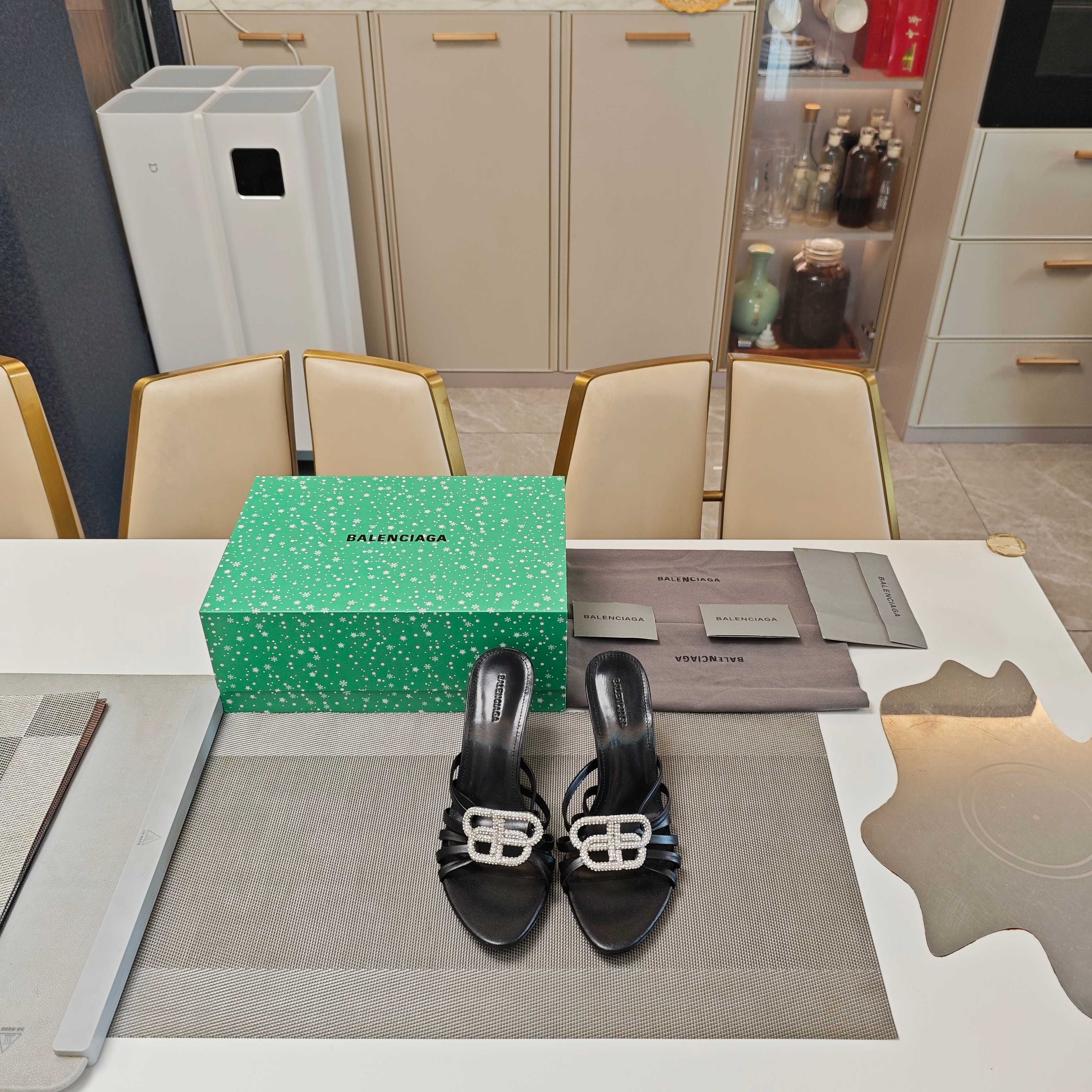 Balenciaga Balenciaga 2026 双B扣系列，隆重上市，新品发售秀场专卖订制款