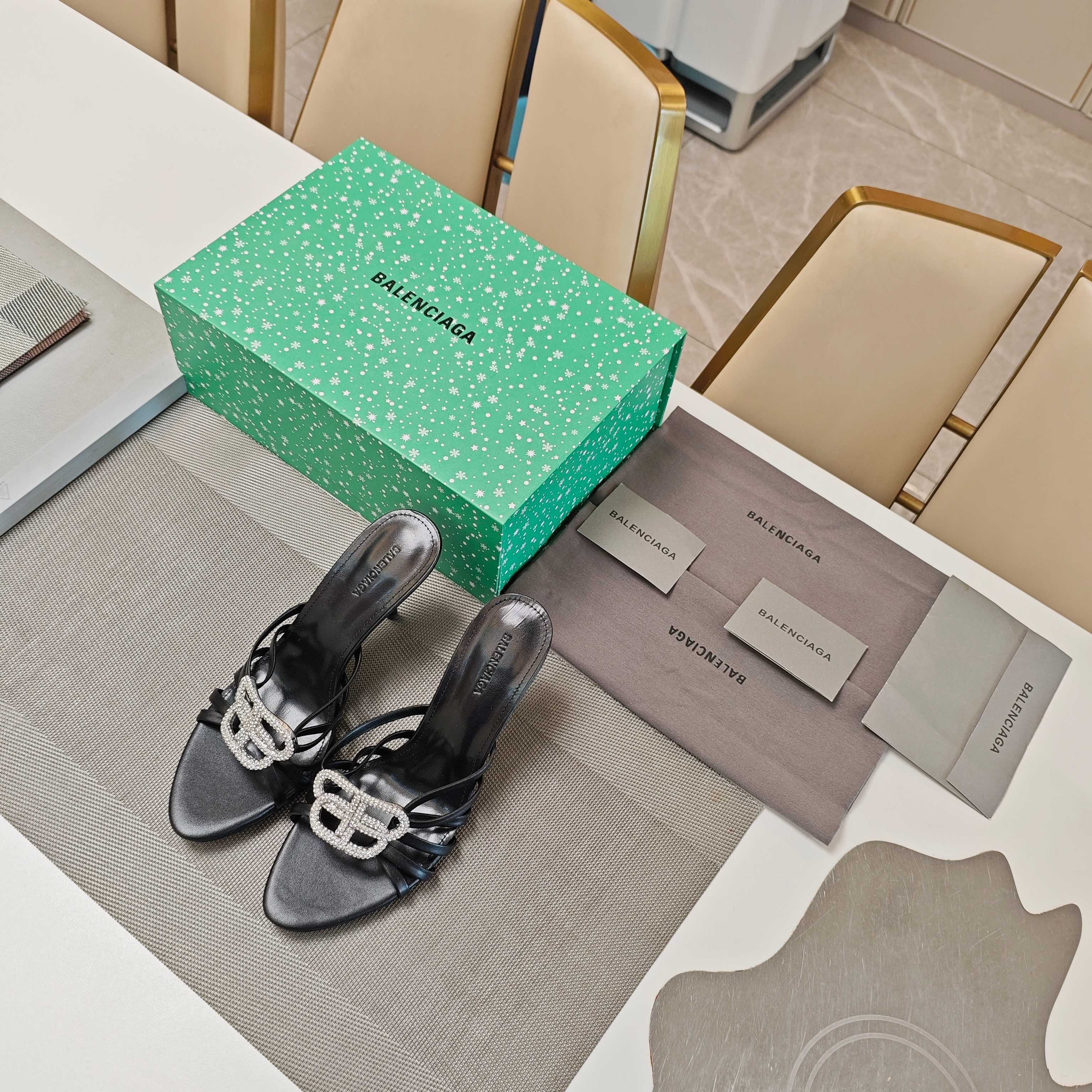 Balenciaga Balenciaga 2026 双B扣系列，隆重上市，新品发售秀场专卖订制款