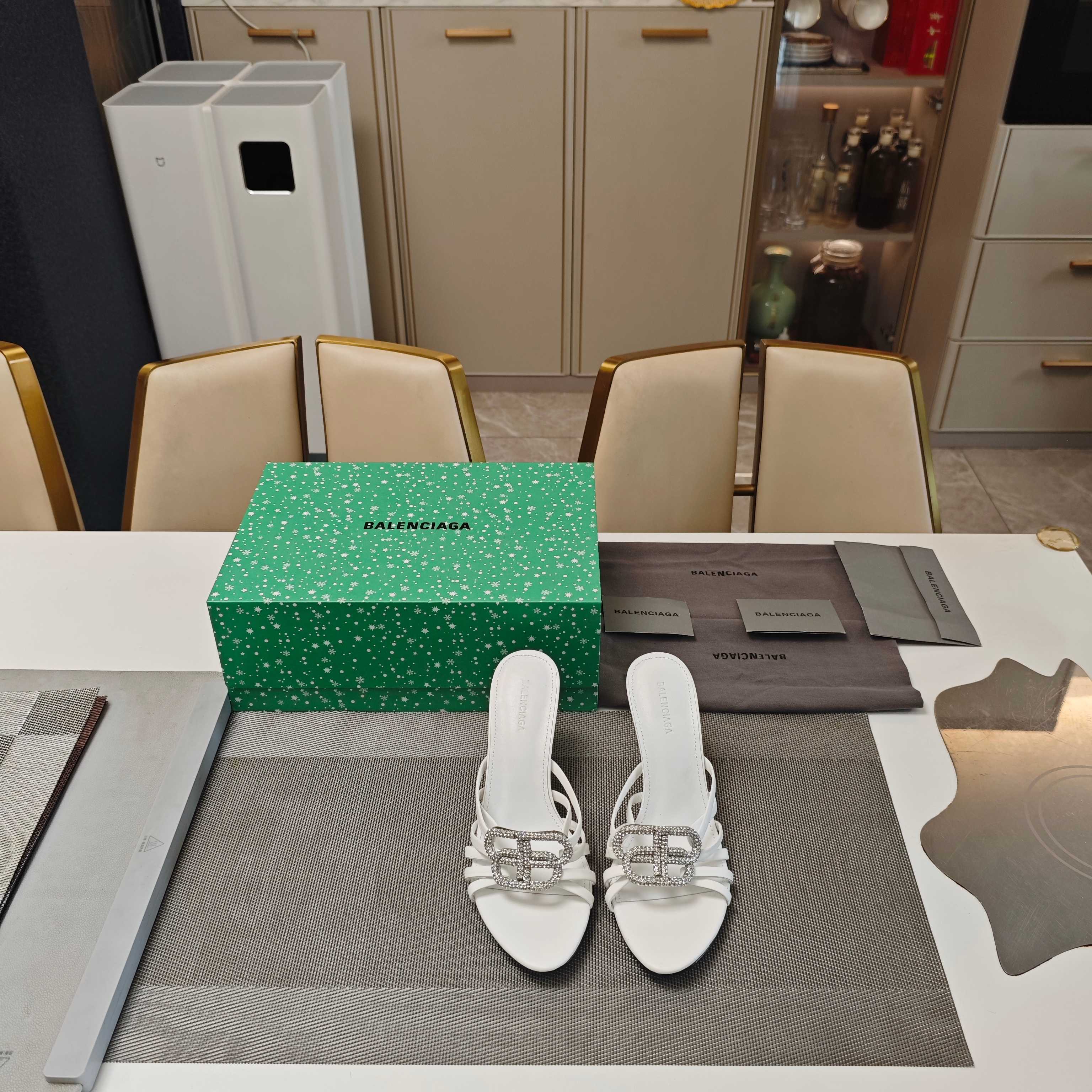Balenciaga Balenciaga 2026 双B扣系列，隆重上市，新品发售秀场专卖订制款