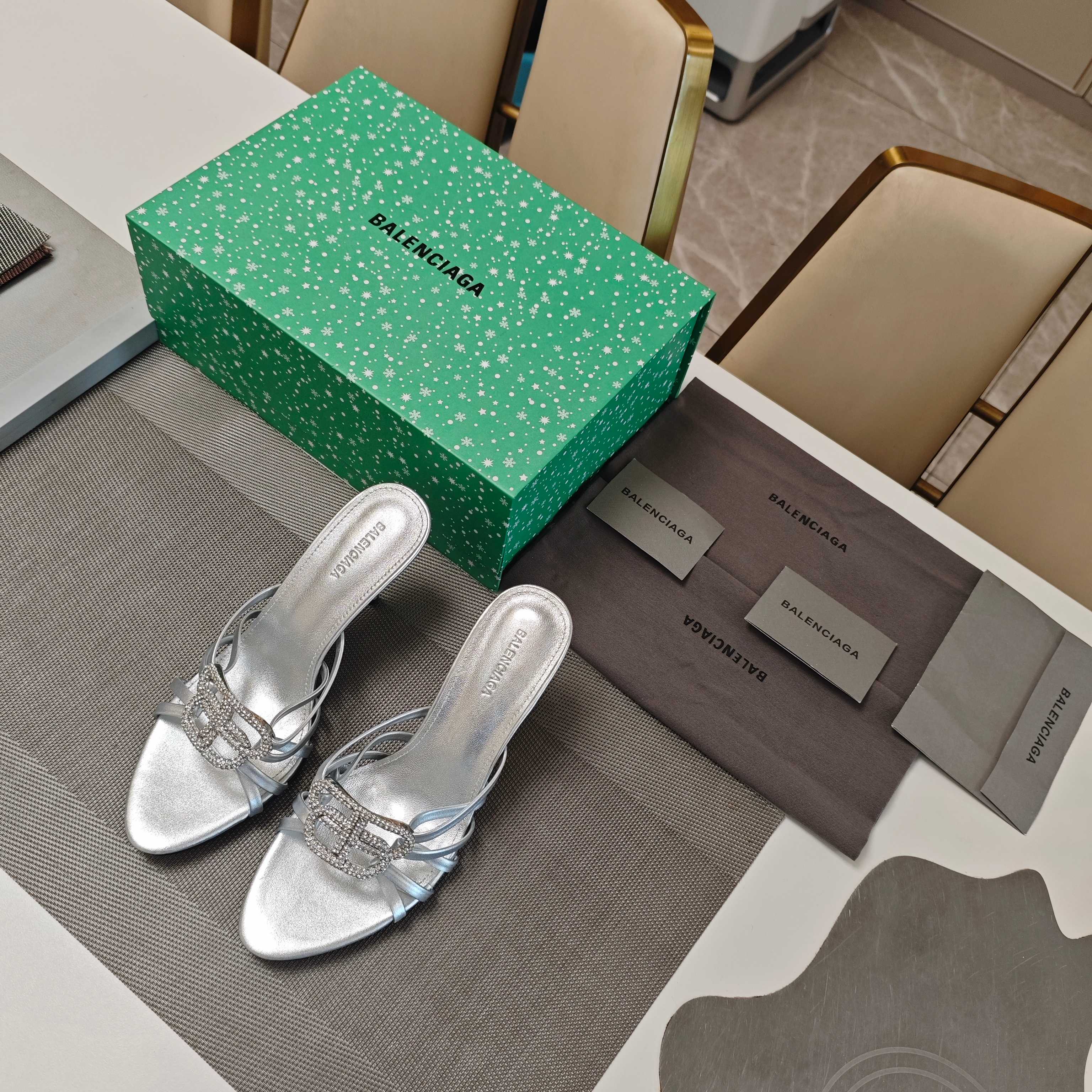 Balenciaga Balenciaga 2026 双B扣系列，隆重上市，新品发售秀场专卖订制款