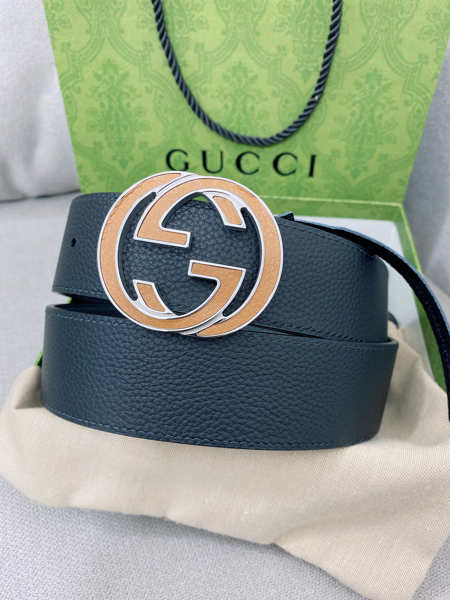 Gucci 代购级 Gucci 男士腰带 2025早春系列透过现代视角焕新诠释品牌 元素