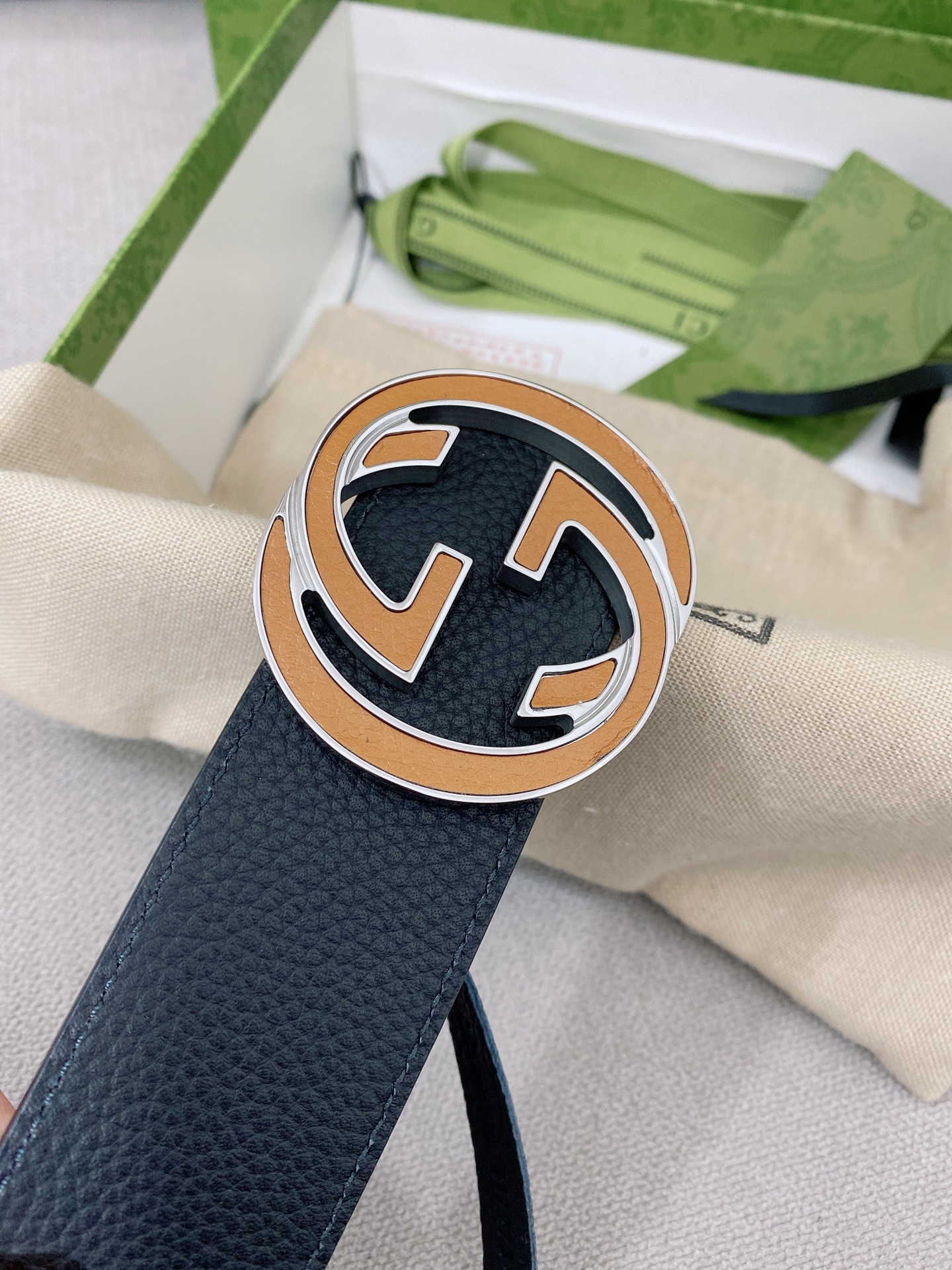 Gucci 代购级 Gucci 男士腰带 2025早春系列透过现代视角焕新诠释品牌 元素