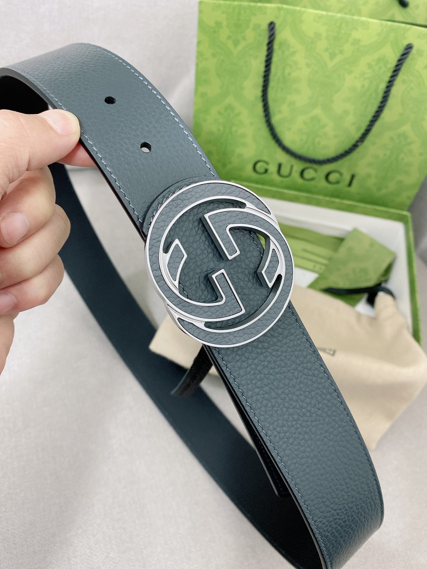 Gucci 代购级 Gucci 男士腰带 2025早春系列透过现代视角焕新诠释品牌 元素