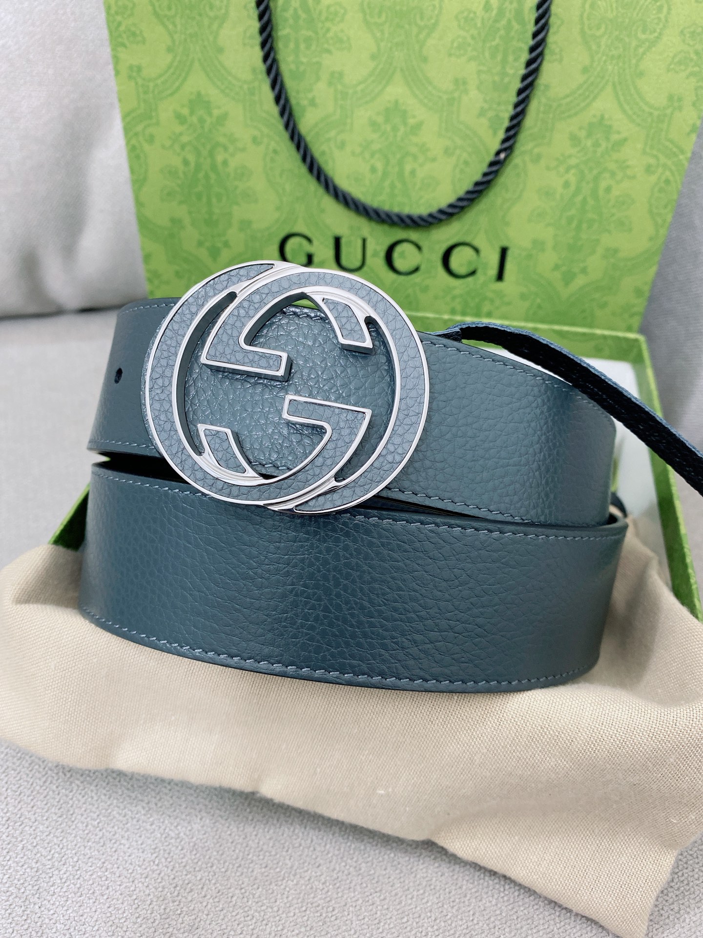 Gucci 代购级 Gucci 男士腰带 2025早春系列透过现代视角焕新诠释品牌 元素