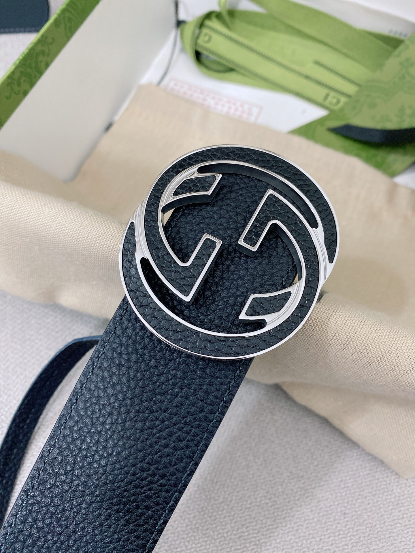 Gucci 代购级 Gucci 男士腰带 2025早春系列透过现代视角焕新诠释品牌 元素