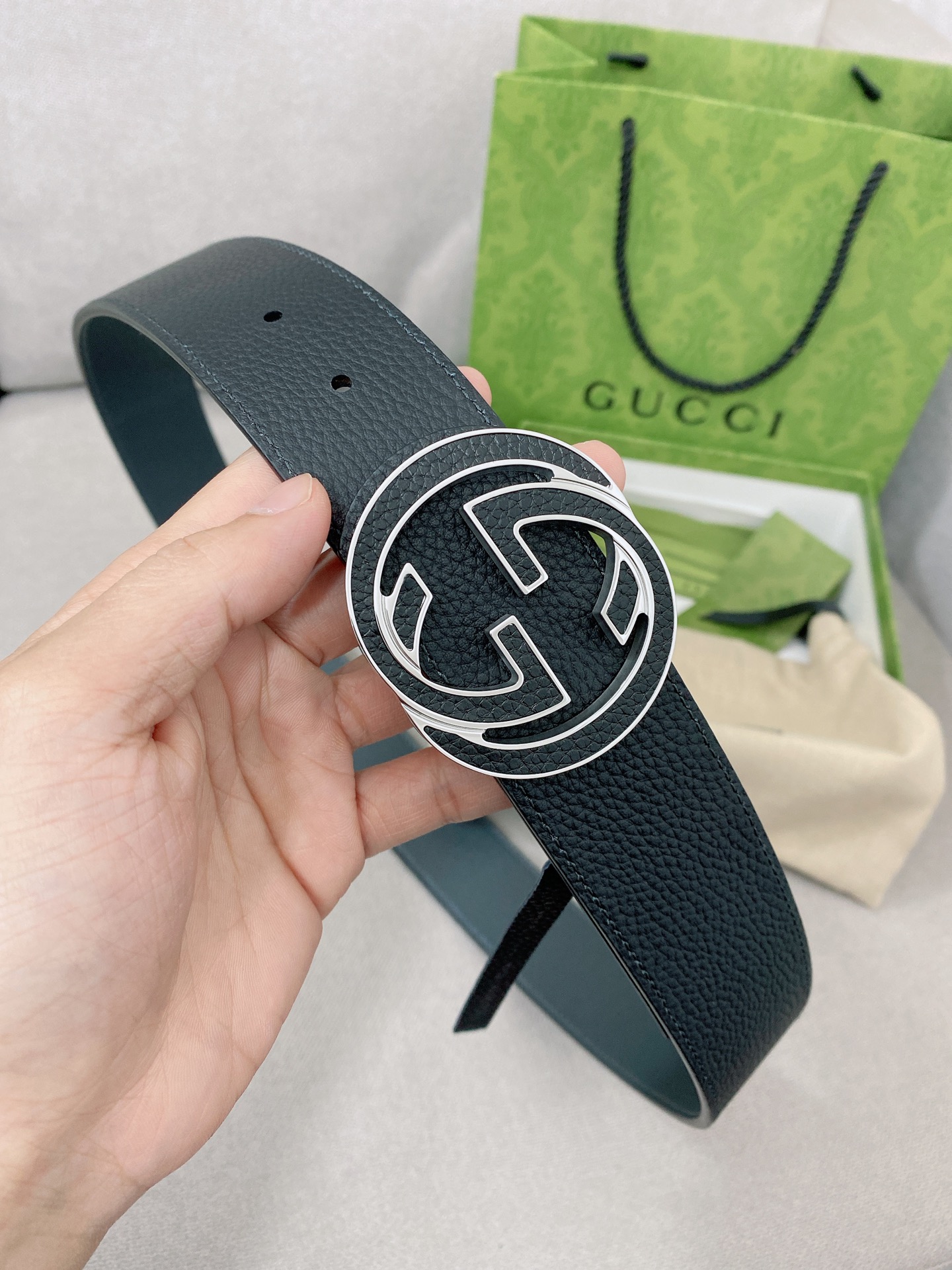 Gucci 代购级 Gucci 男士腰带 2025早春系列透过现代视角焕新诠释品牌 元素