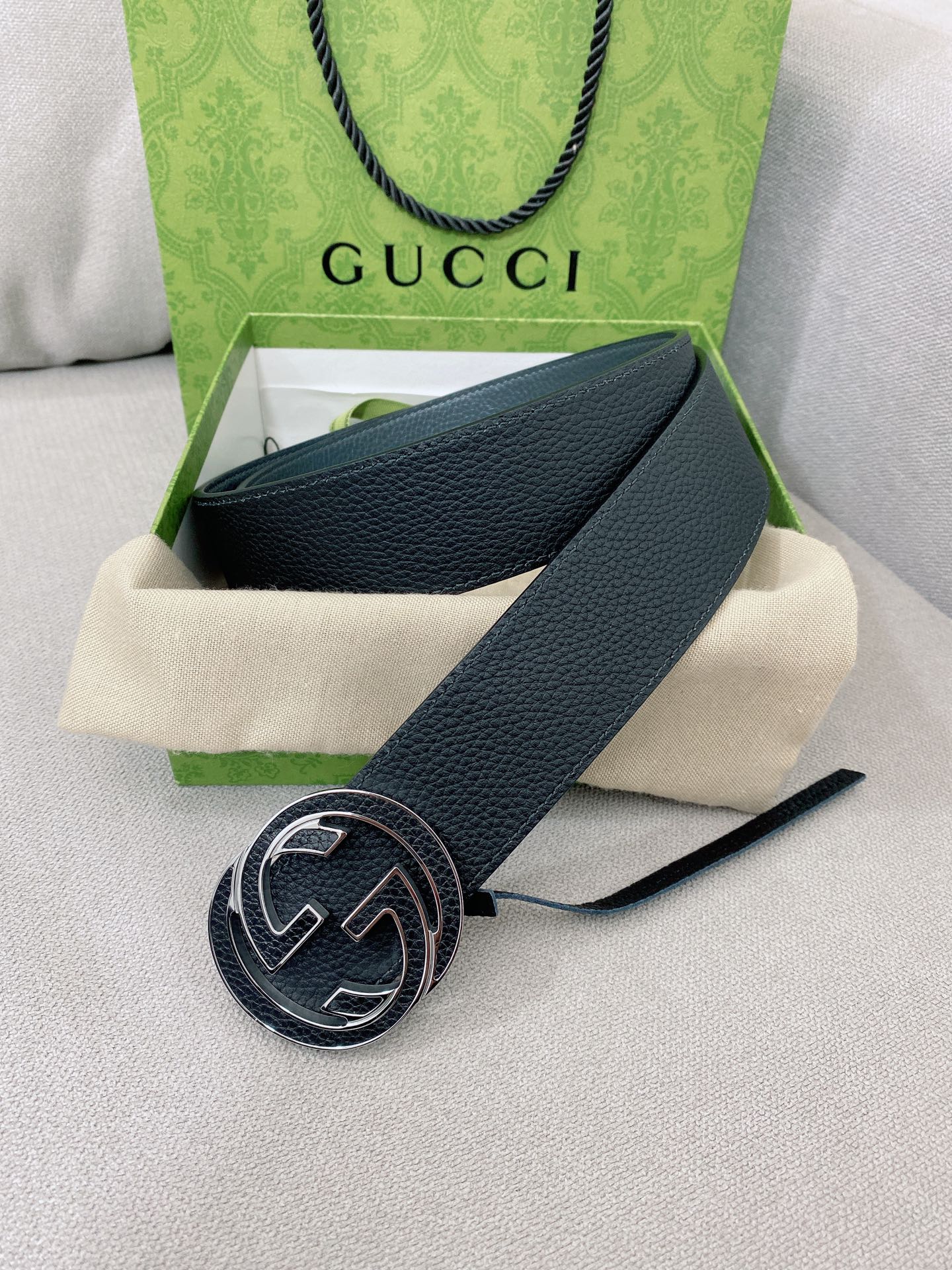 Gucci 代购级 Gucci 男士腰带 2025早春系列透过现代视角焕新诠释品牌 元素