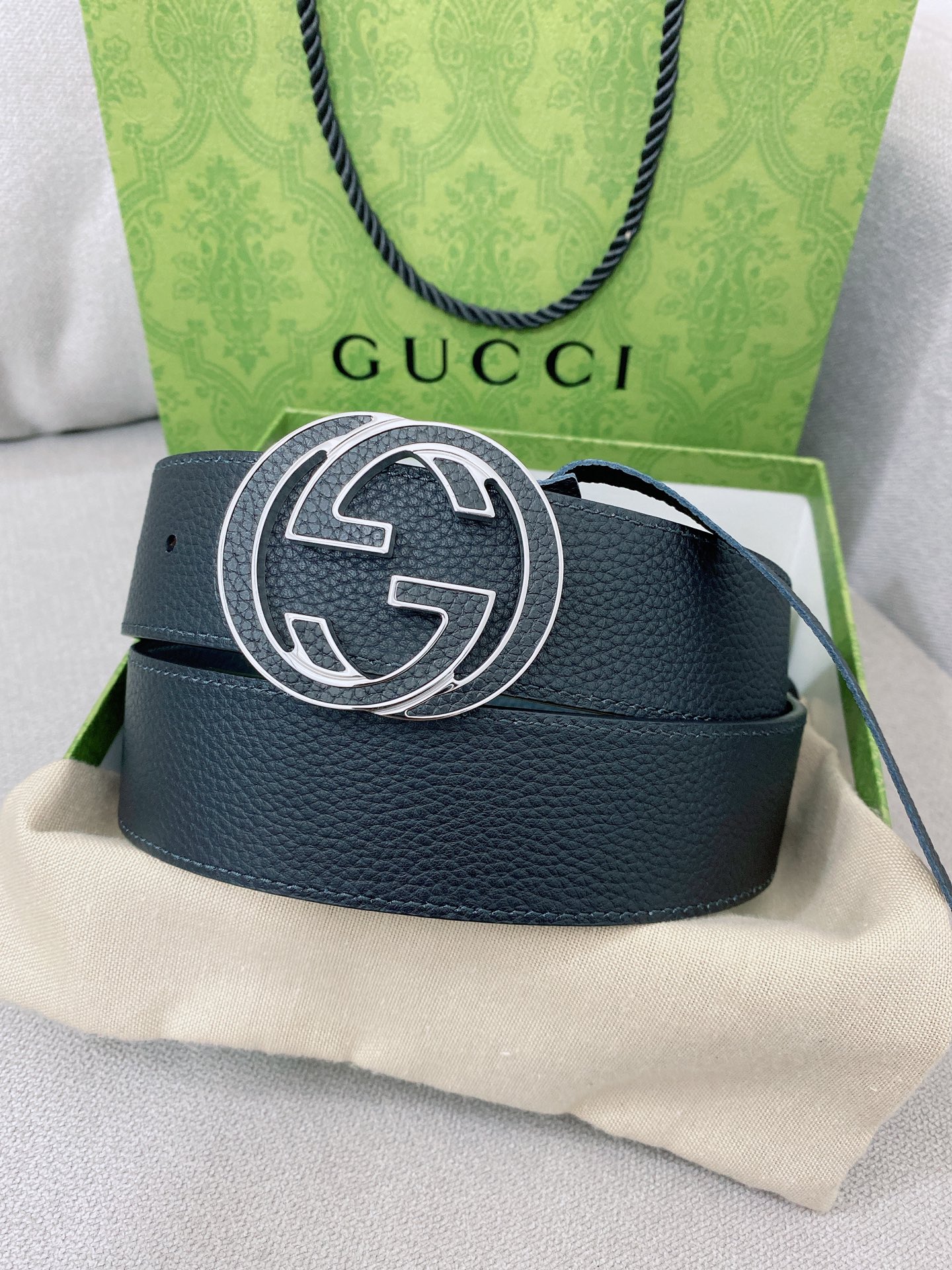 Gucci 代购级 Gucci 男士腰带 2025早春系列透过现代视角焕新诠释品牌 元素