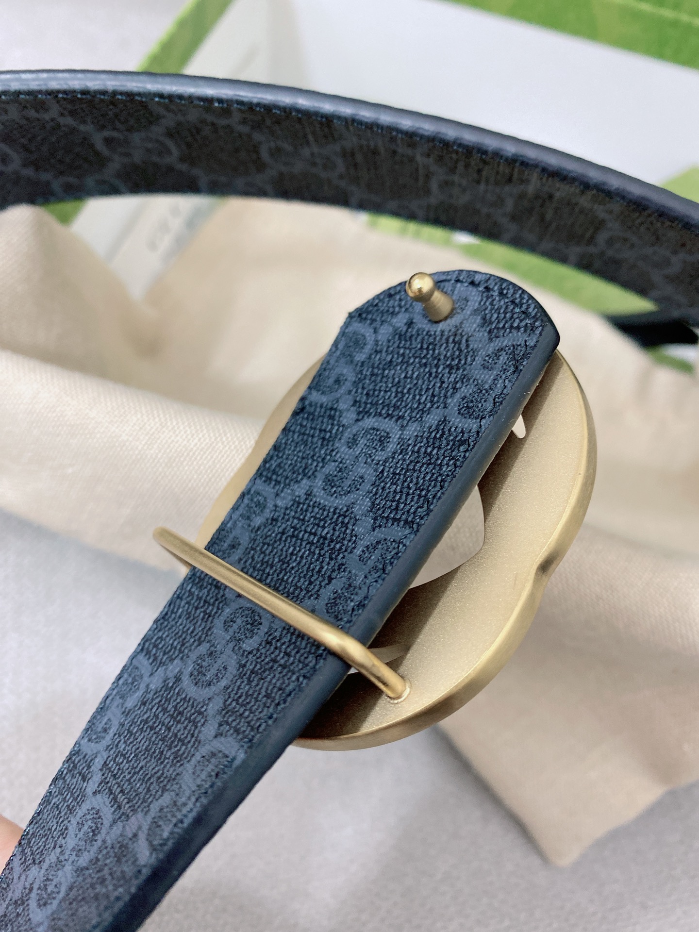   Gucci 顶级原单男士腰带，2025早春系列透过现代视角焕新诠释品牌经典元素。这款腰带以牛皮革匠心