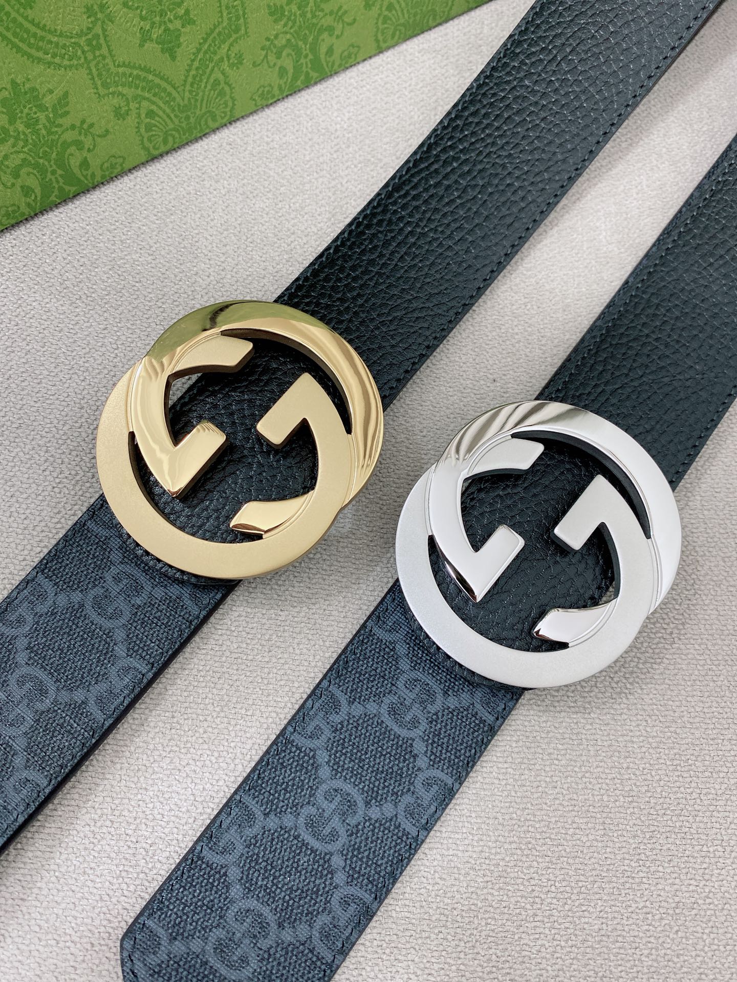   Gucci 顶级原单男士腰带，2025早春系列透过现代视角焕新诠释品牌经典元素。这款腰带以牛皮革匠心
