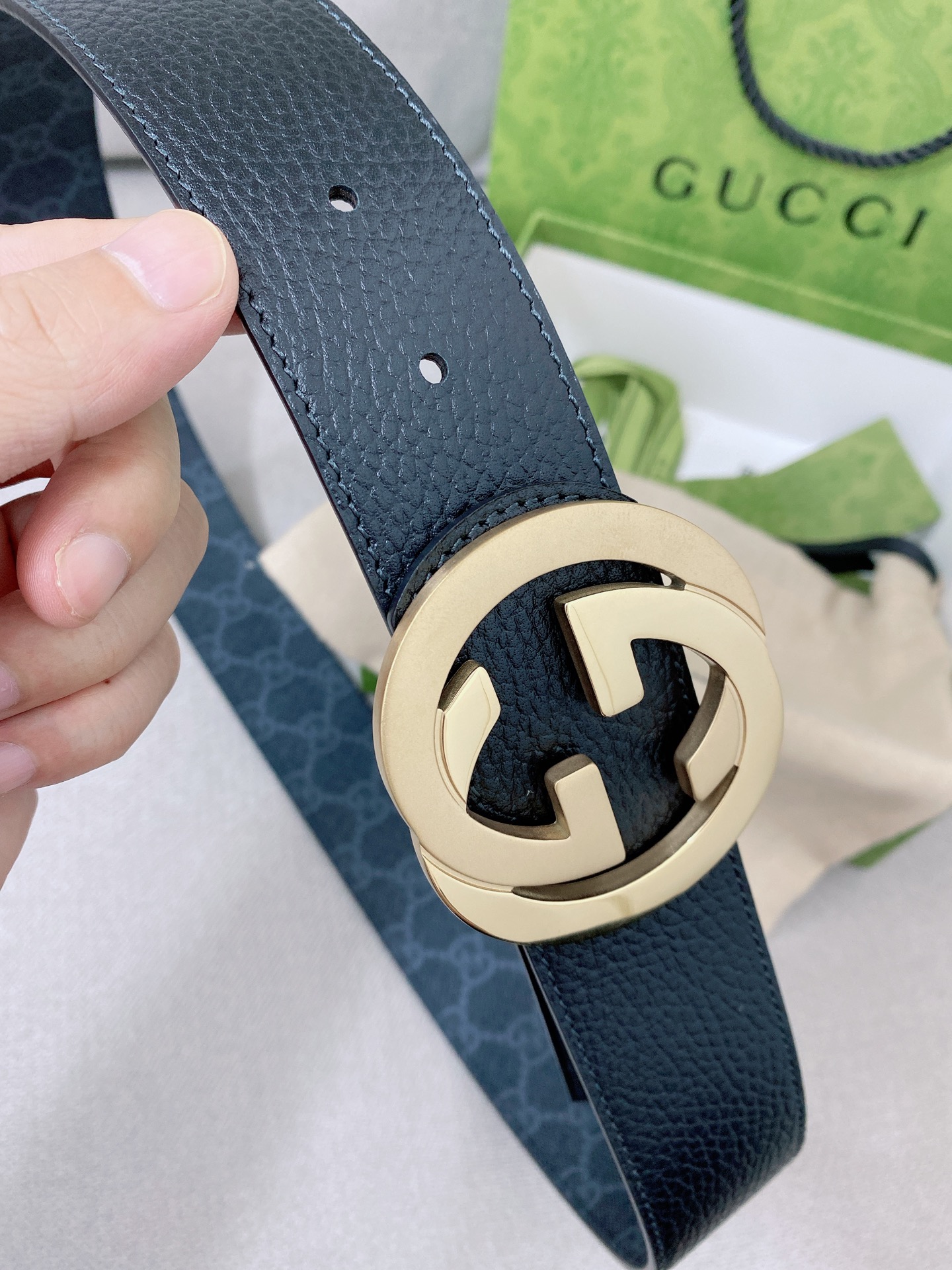   Gucci 顶级原单男士腰带，2025早春系列透过现代视角焕新诠释品牌经典元素。这款腰带以牛皮革匠心