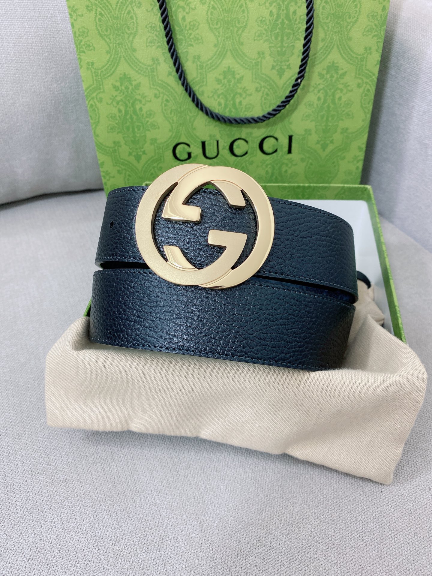   Gucci 顶级原单男士腰带，2025早春系列透过现代视角焕新诠释品牌经典元素。这款腰带以牛皮革匠心