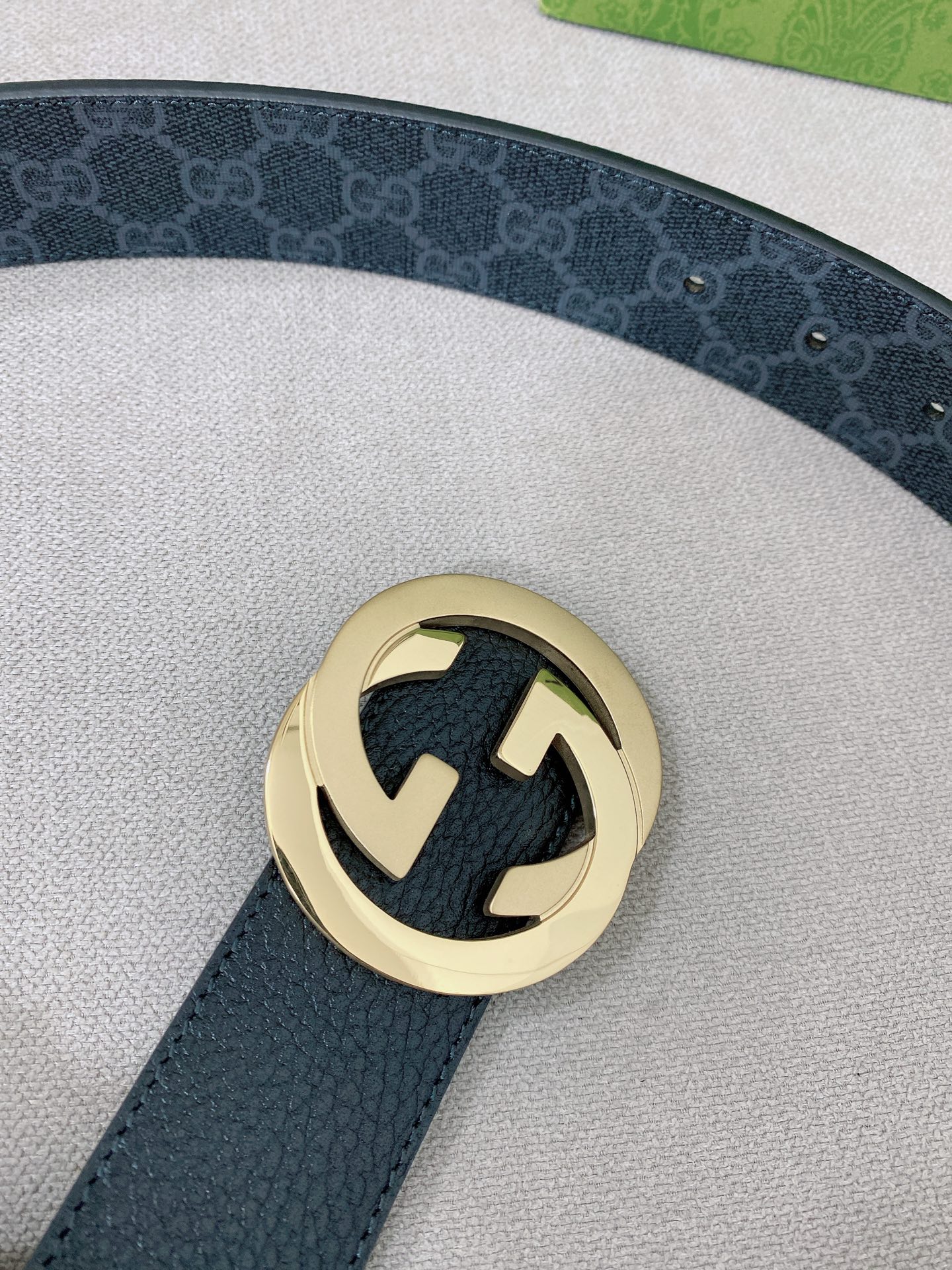   Gucci 顶级原单男士腰带，2025早春系列透过现代视角焕新诠释品牌经典元素。这款腰带以牛皮革匠心
