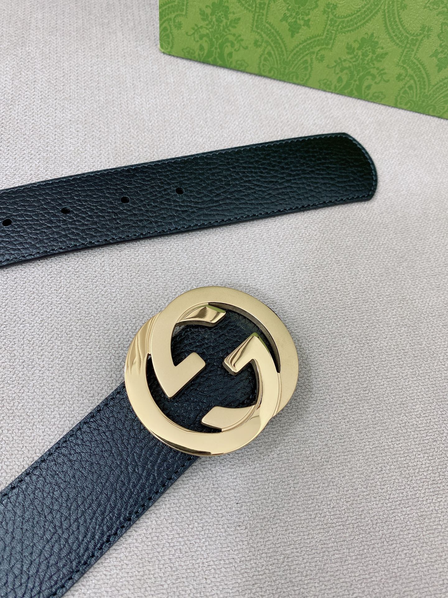   Gucci 顶级原单男士腰带，2025早春系列透过现代视角焕新诠释品牌经典元素。这款腰带以牛皮革匠心