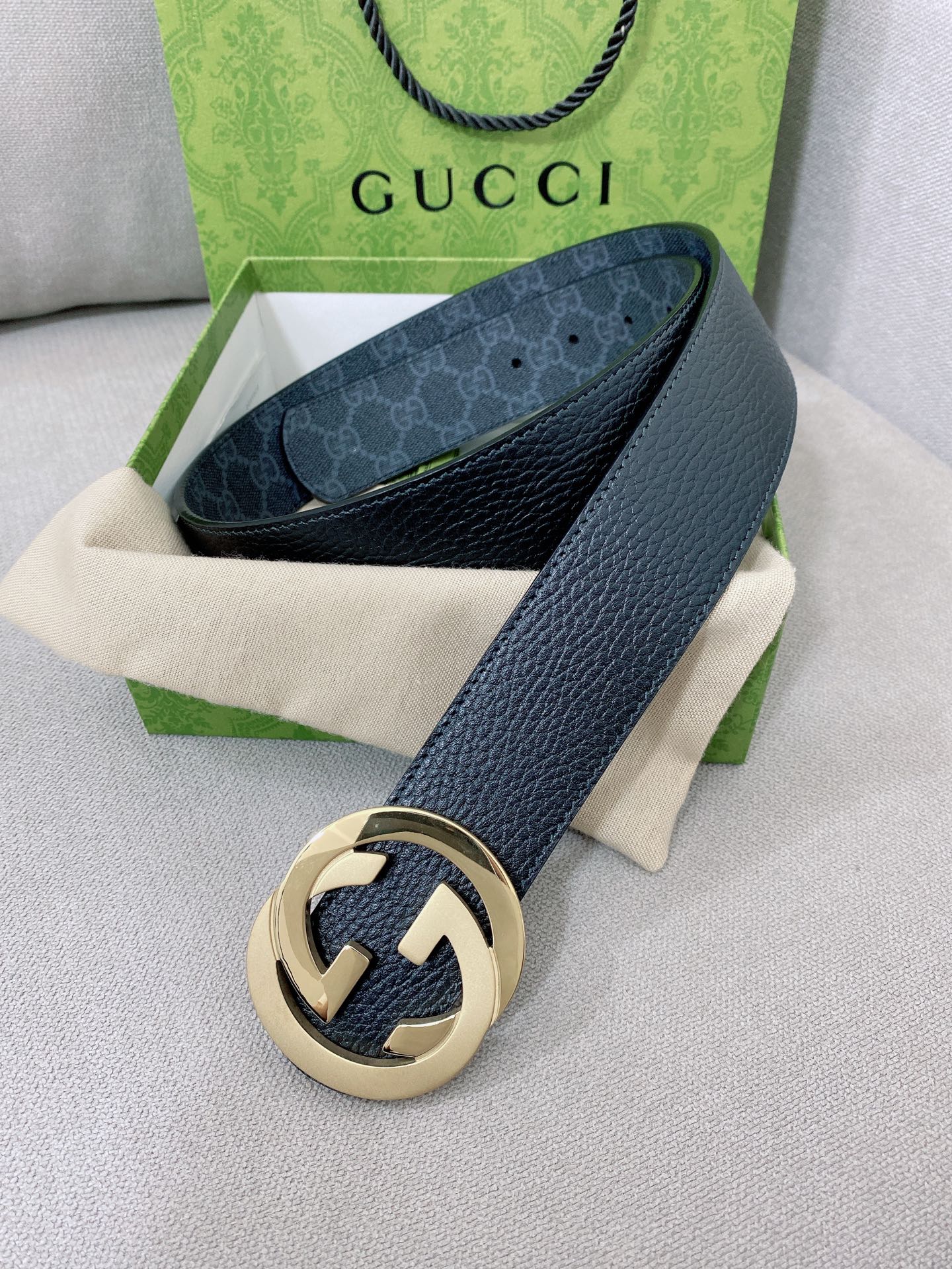   Gucci 顶级原单男士腰带，2025早春系列透过现代视角焕新诠释品牌经典元素。这款腰带以牛皮革匠心