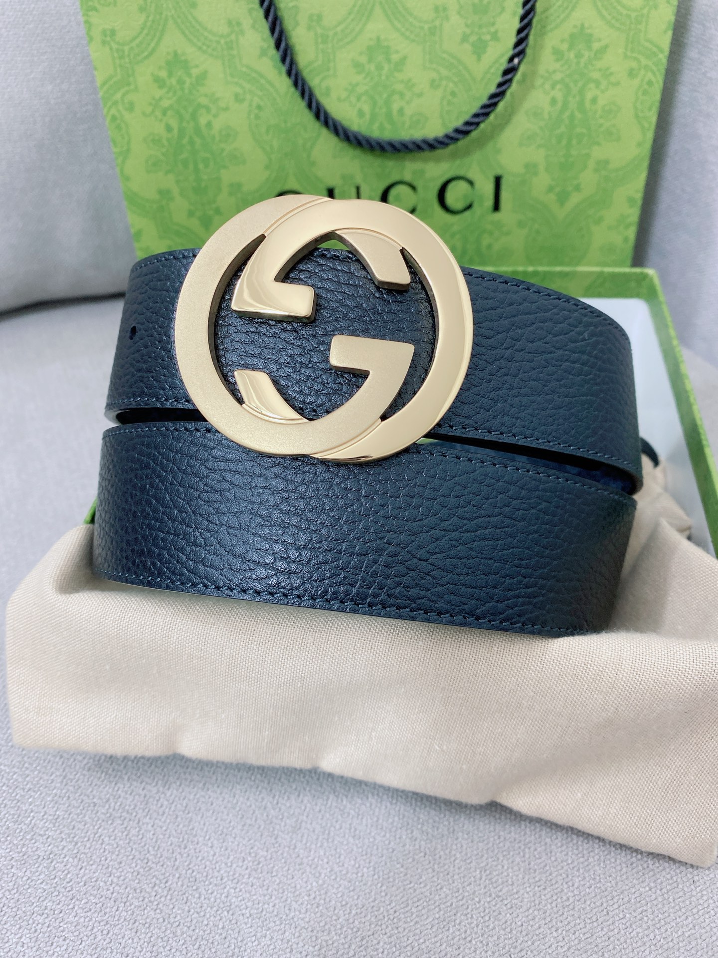   Gucci 顶级原单男士腰带，2025早春系列透过现代视角焕新诠释品牌经典元素。这款腰带以牛皮革匠心