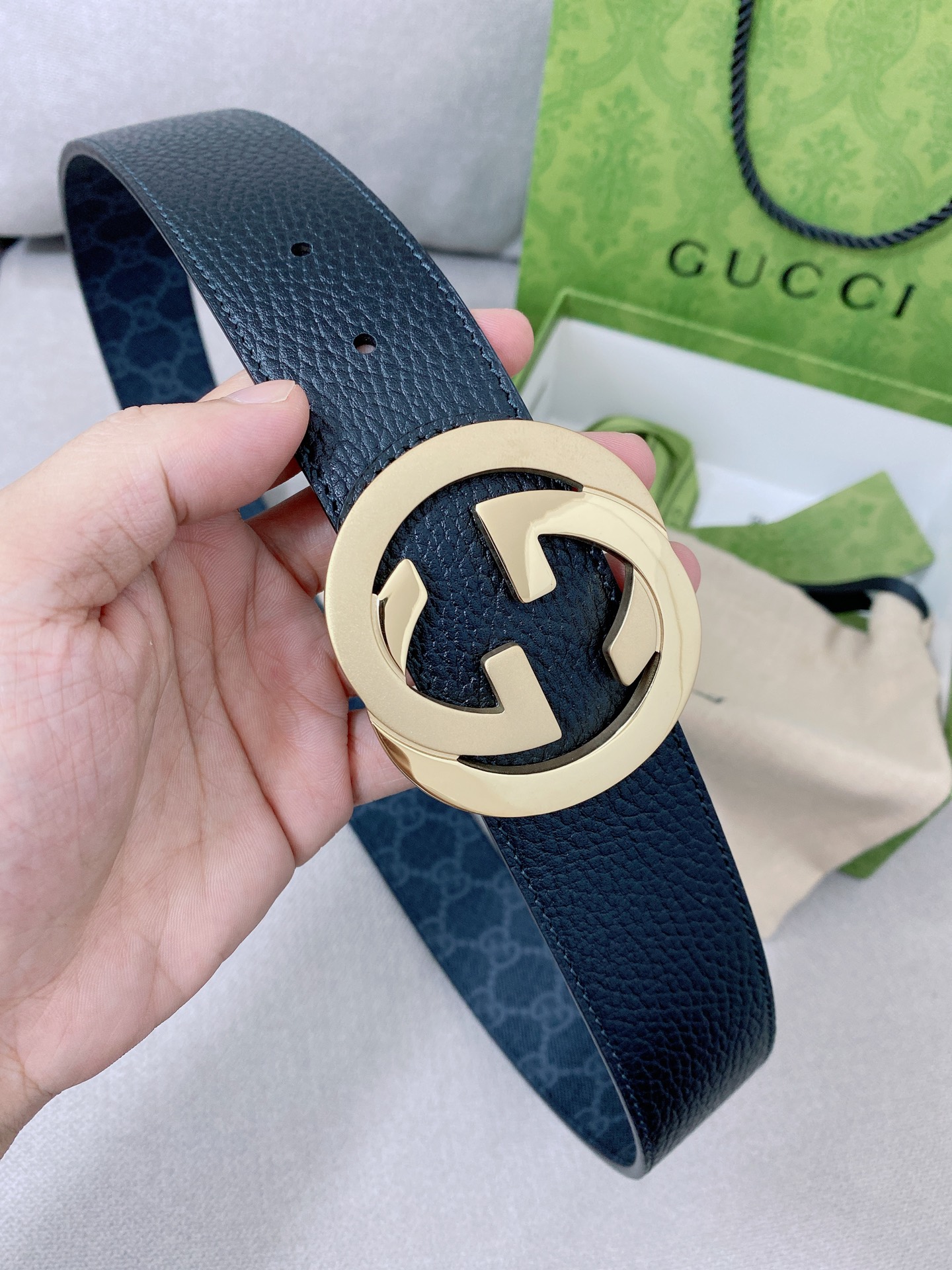   Gucci 顶级原单男士腰带，2025早春系列透过现代视角焕新诠释品牌经典元素。这款腰带以牛皮革匠心