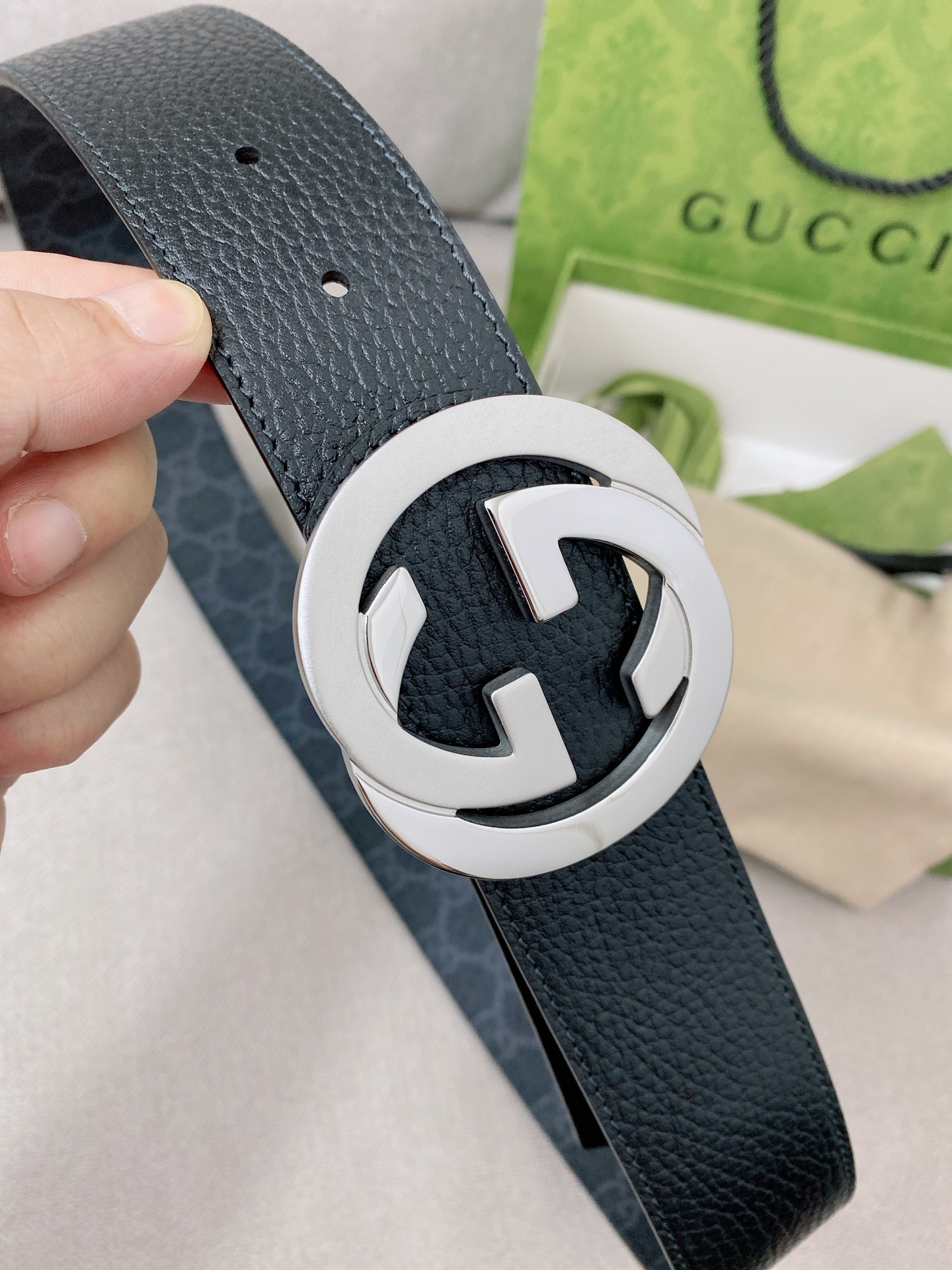   Gucci 顶级原单男士腰带，2025早春系列透过现代视角焕新诠释品牌经典元素。这款腰带以牛皮革匠心