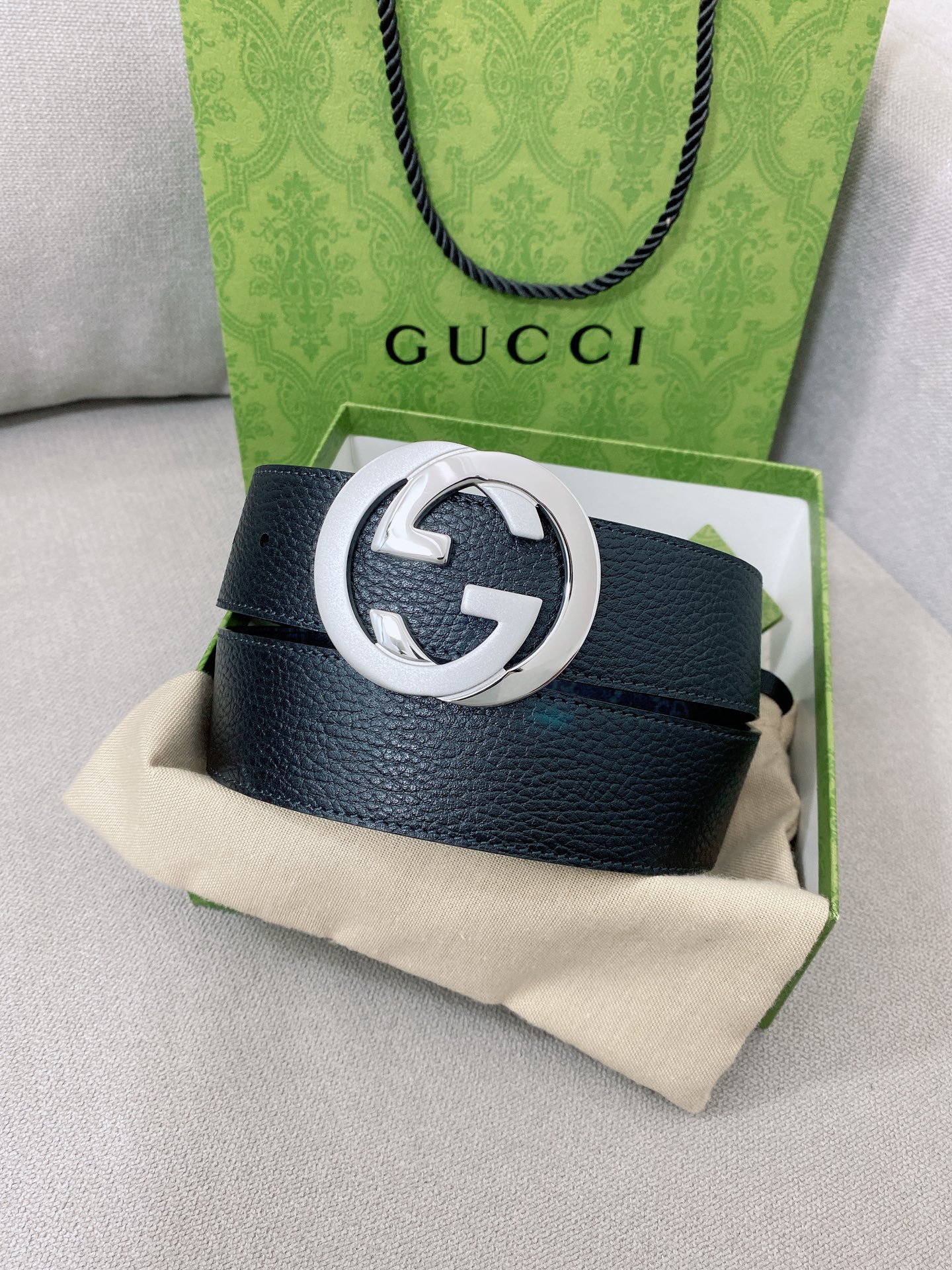   Gucci 顶级原单男士腰带，2025早春系列透过现代视角焕新诠释品牌经典元素。这款腰带以牛皮革匠心