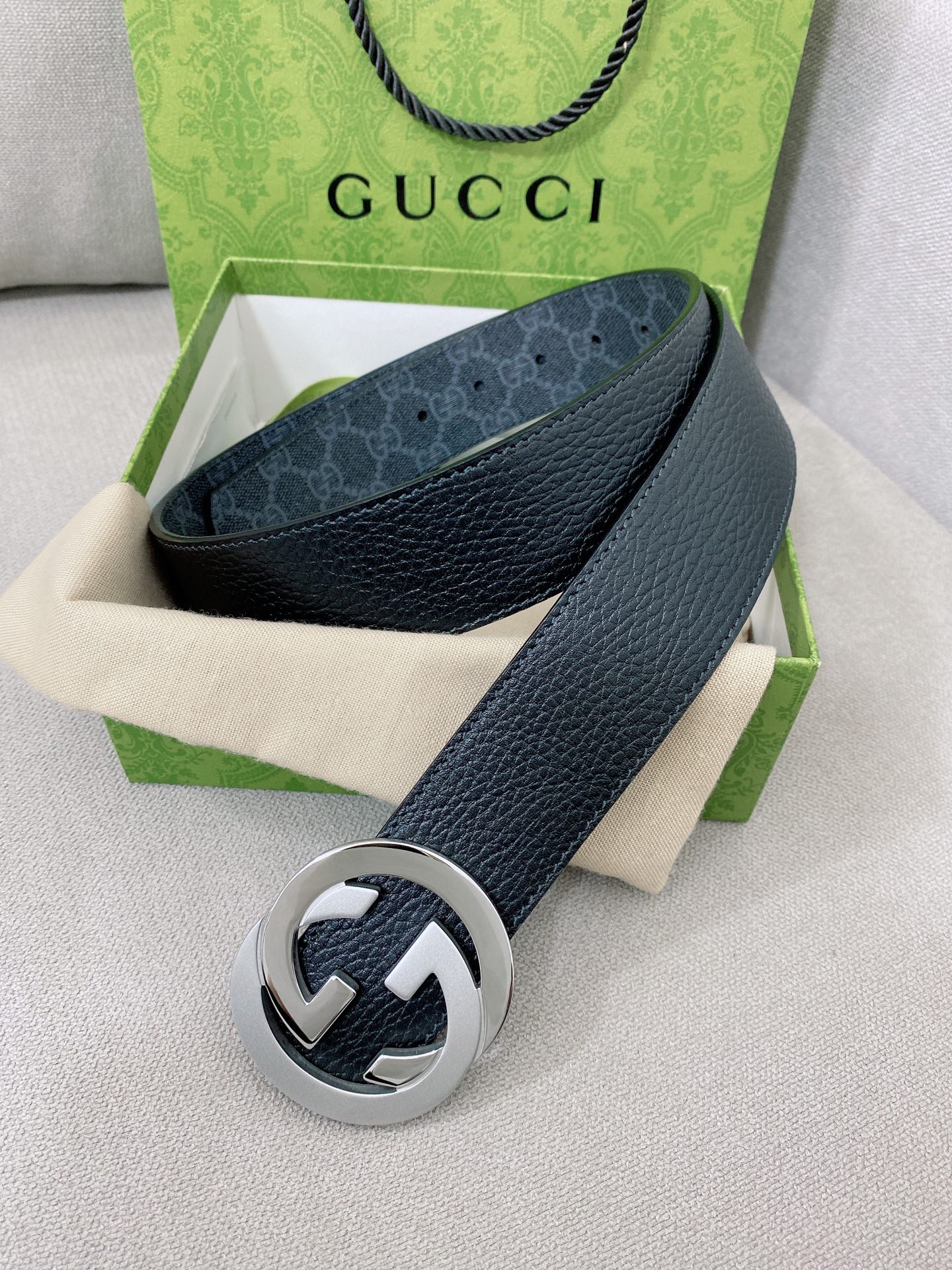   Gucci 顶级原单男士腰带，2025早春系列透过现代视角焕新诠释品牌经典元素。这款腰带以牛皮革匠心