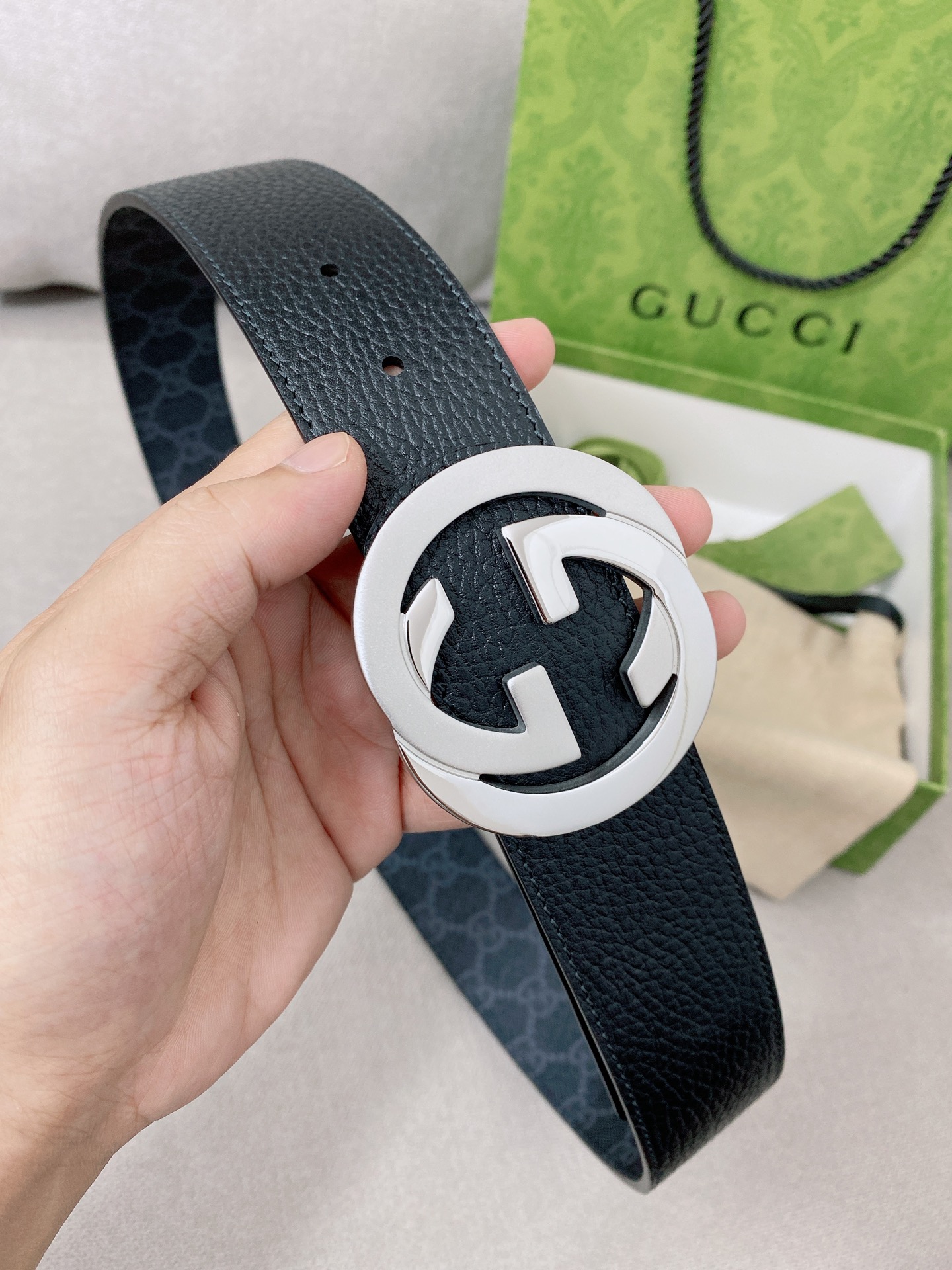   Gucci 顶级原单男士腰带，2025早春系列透过现代视角焕新诠释品牌经典元素。这款腰带以牛皮革匠心