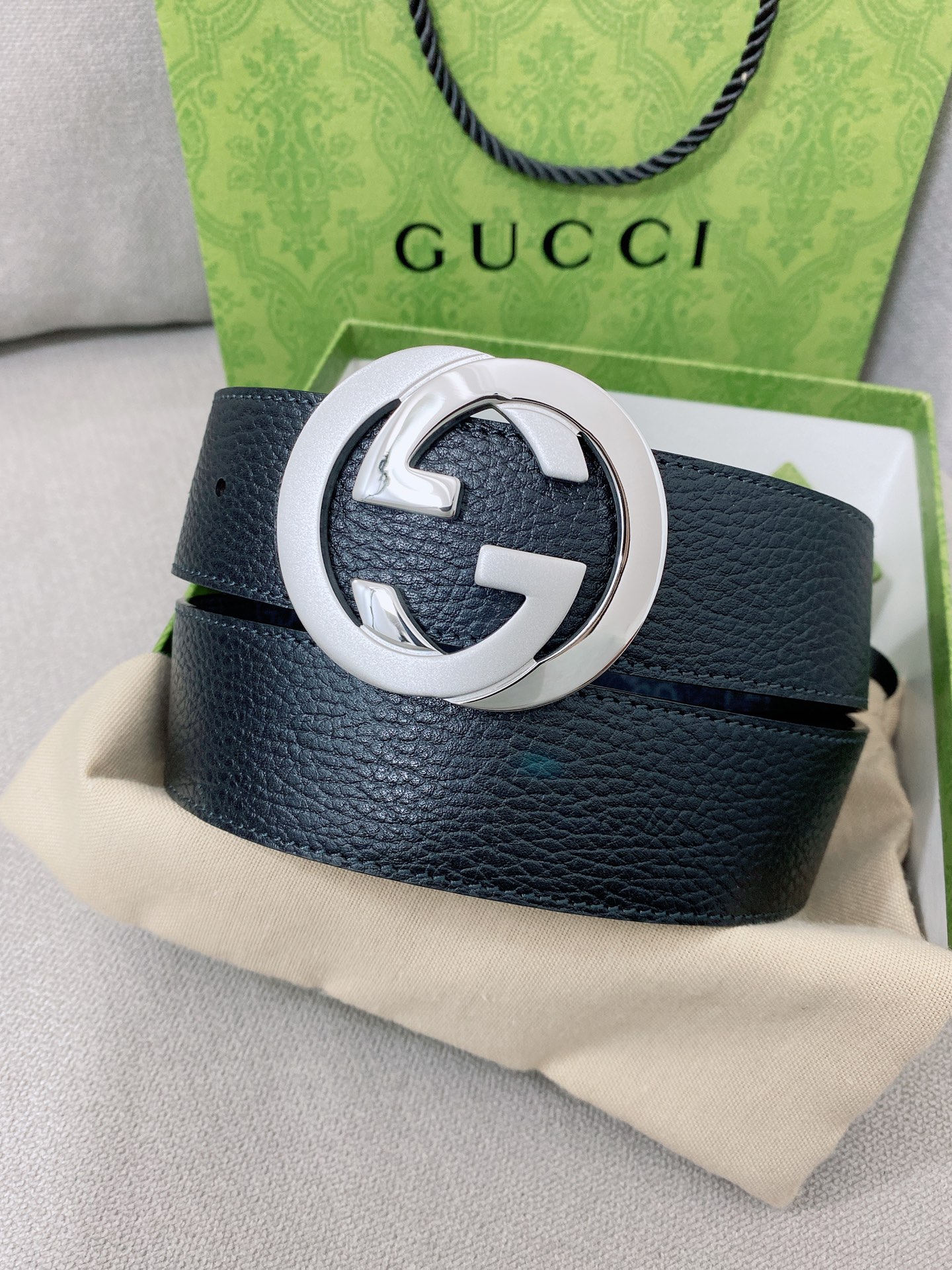   Gucci 顶级原单男士腰带，2025早春系列透过现代视角焕新诠释品牌经典元素。这款腰带以牛皮革匠心