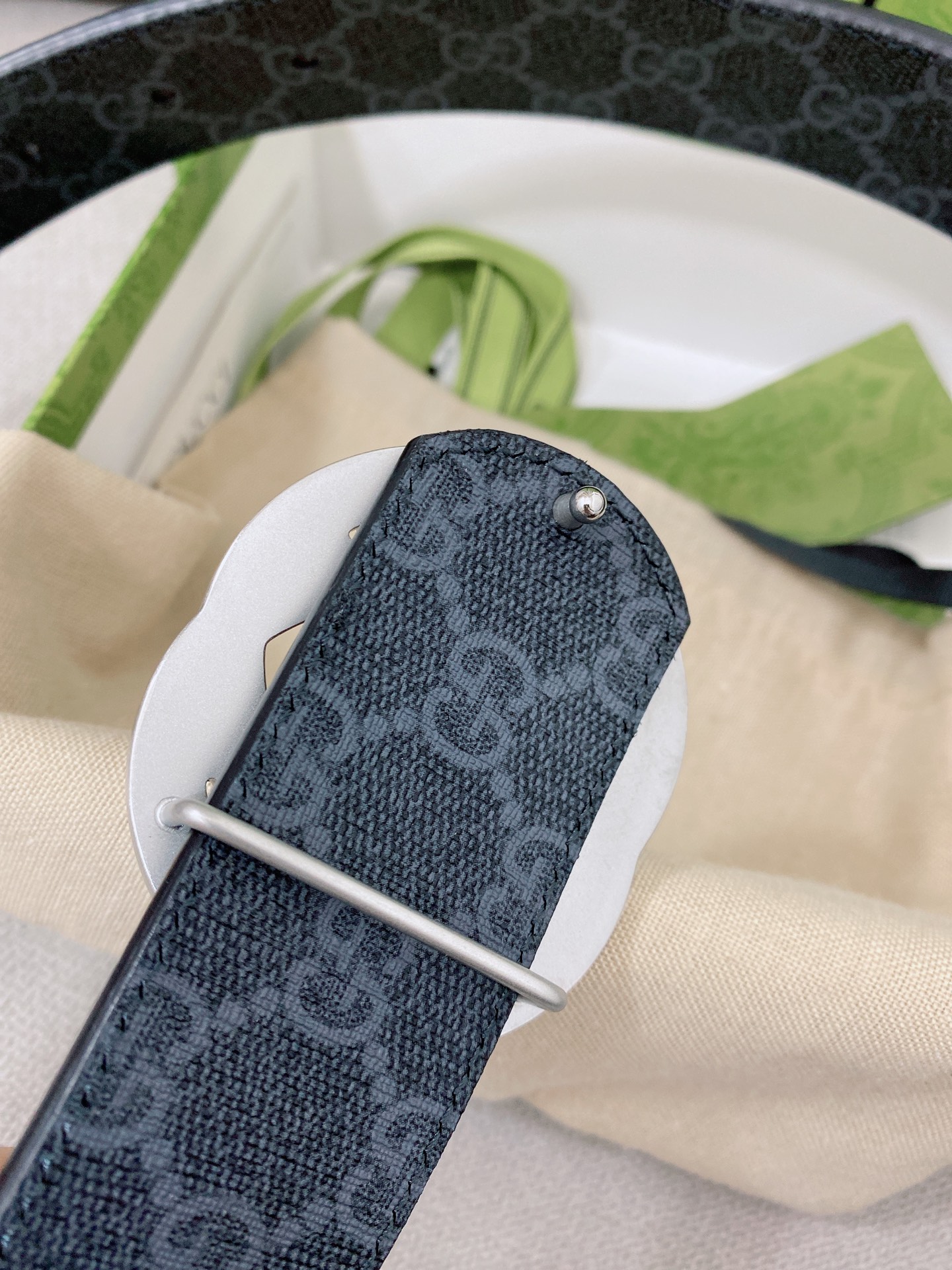   Gucci 顶级原单男士腰带，2025早春系列透过现代视角焕新诠释品牌经典元素。这款腰带以牛皮革匠心