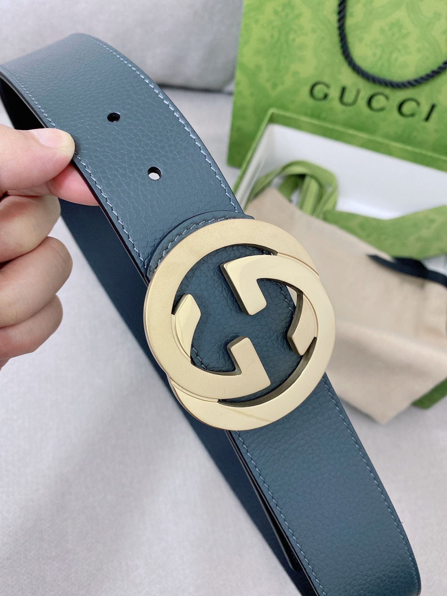   Gucci 顶级原单男士腰带，2025早春系列透过现代视角焕新诠释品牌经典元素。这款腰带以牛皮革匠心