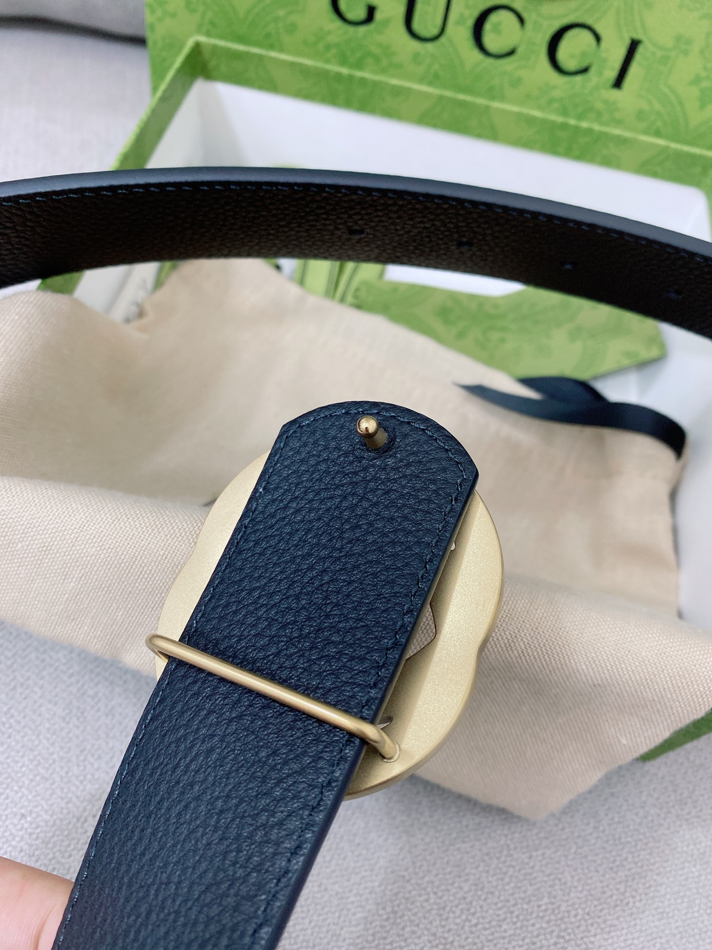   Gucci 顶级原单男士腰带，2025早春系列透过现代视角焕新诠释品牌经典元素。这款腰带以牛皮革匠心