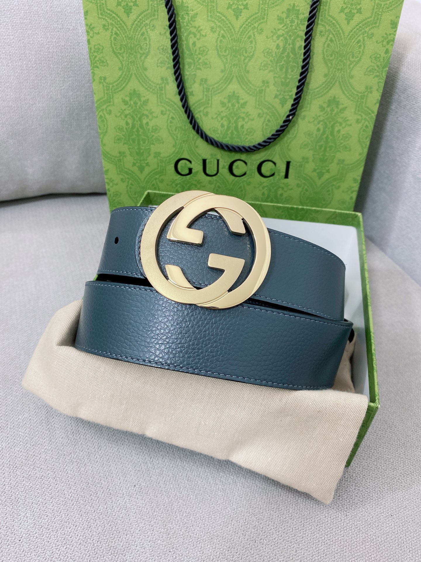   Gucci 顶级原单男士腰带，2025早春系列透过现代视角焕新诠释品牌经典元素。这款腰带以牛皮革匠心