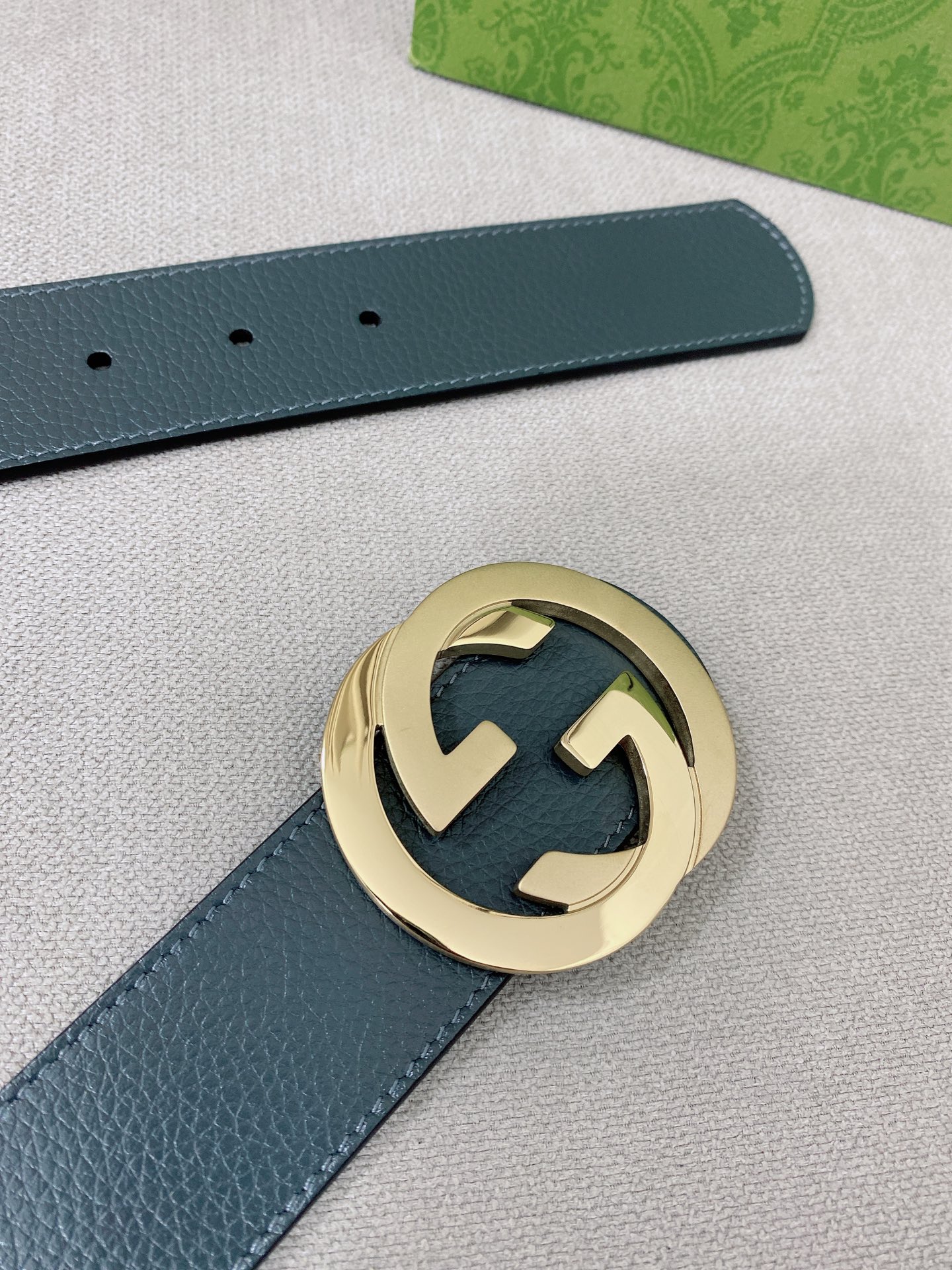   Gucci 顶级原单男士腰带，2025早春系列透过现代视角焕新诠释品牌经典元素。这款腰带以牛皮革匠心