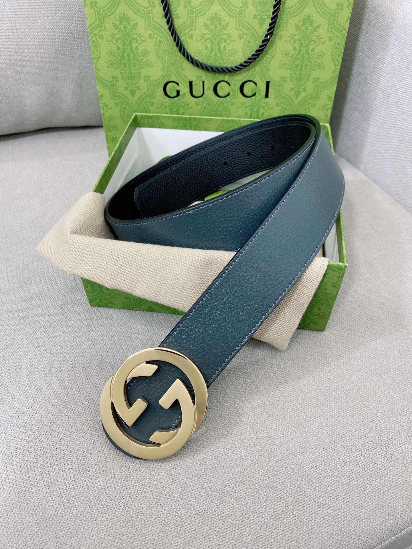   Gucci 顶级原单男士腰带，2025早春系列透过现代视角焕新诠释品牌经典元素。这款腰带以牛皮革匠心
