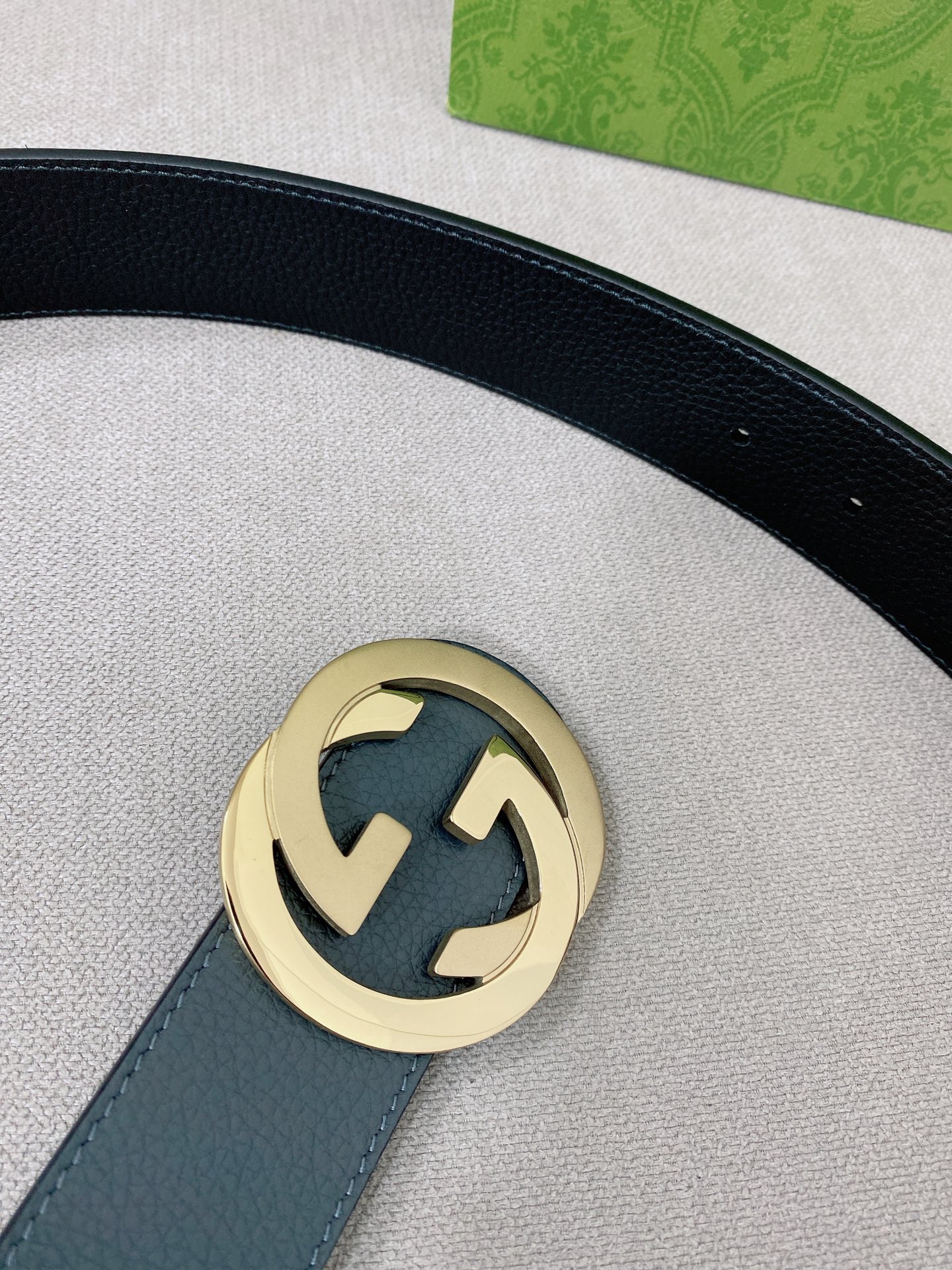  Gucci 顶级原单男士腰带，2025早春系列透过现代视角焕新诠释品牌经典元素。这款腰带以牛皮革匠心