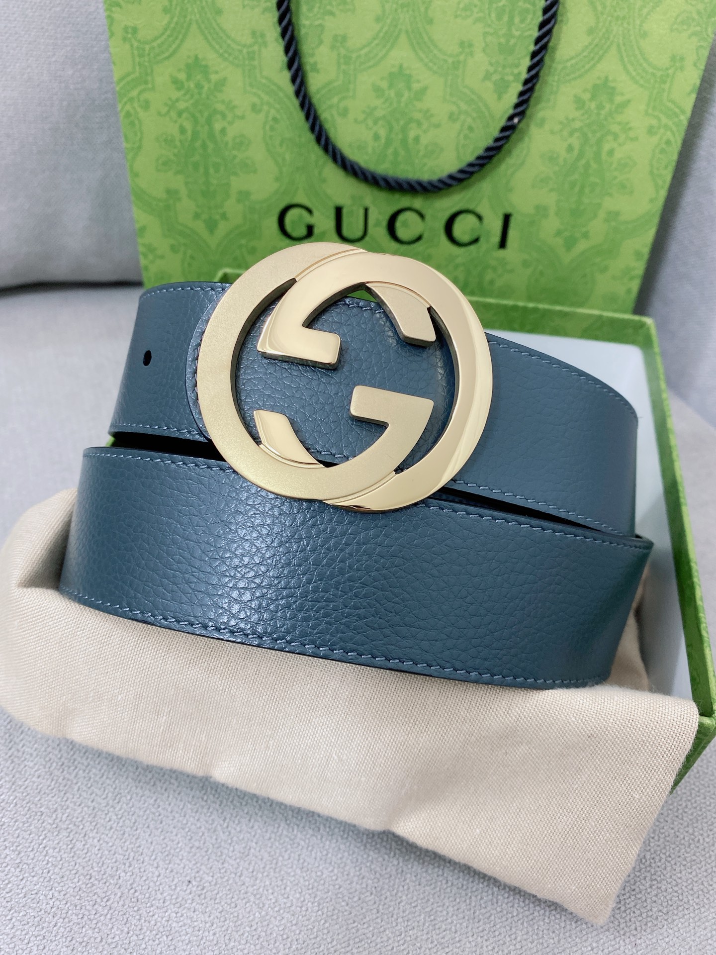   Gucci 顶级原单男士腰带，2025早春系列透过现代视角焕新诠释品牌经典元素。这款腰带以牛皮革匠心