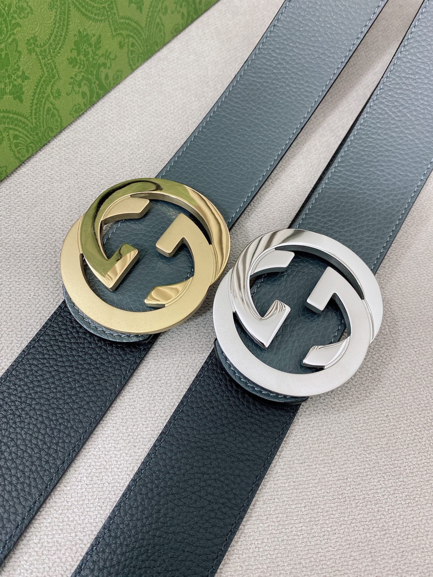   Gucci 顶级原单男士腰带，2025早春系列透过现代视角焕新诠释品牌经典元素。这款腰带以牛皮革匠心