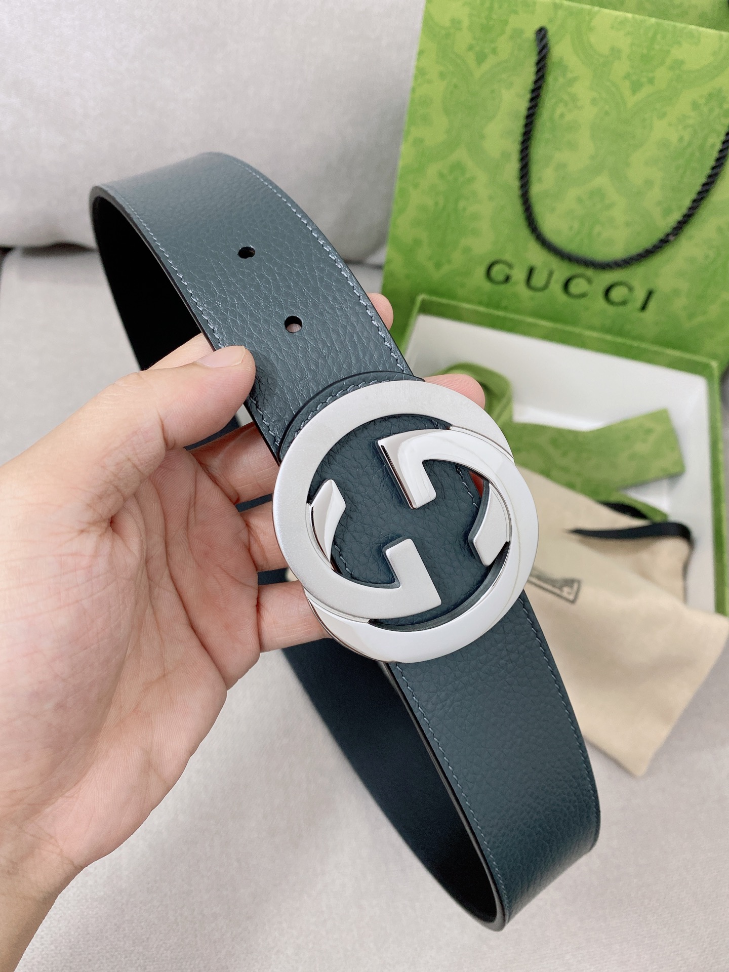   Gucci 顶级原单男士腰带，2025早春系列透过现代视角焕新诠释品牌经典元素。这款腰带以牛皮革匠心