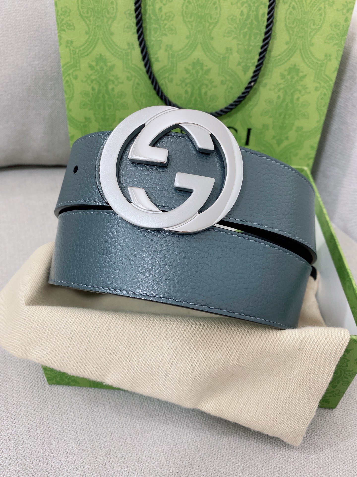   Gucci 顶级原单男士腰带，2025早春系列透过现代视角焕新诠释品牌经典元素。这款腰带以牛皮革匠心