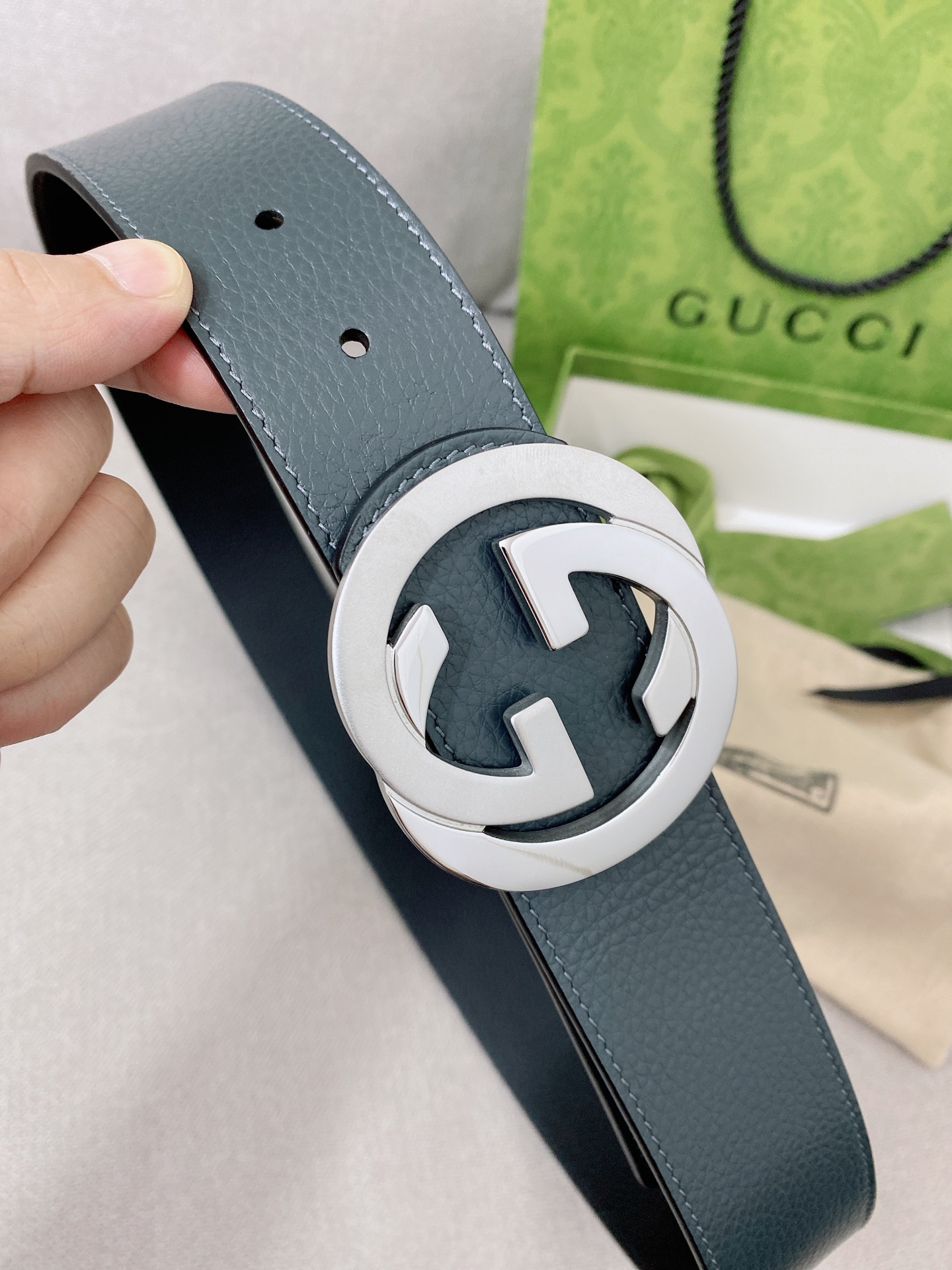   Gucci 顶级原单男士腰带，2025早春系列透过现代视角焕新诠释品牌经典元素。这款腰带以牛皮革匠心