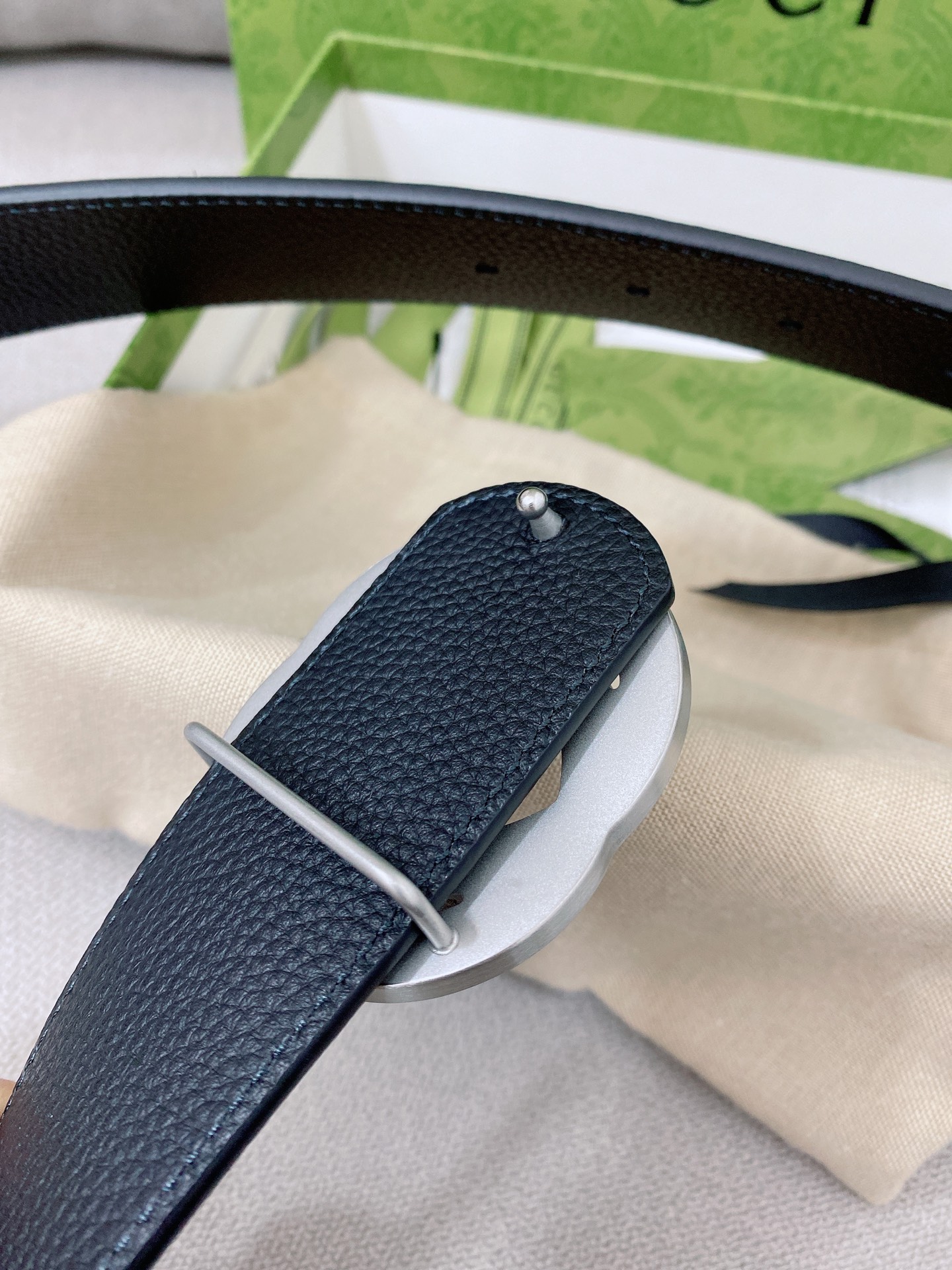   Gucci 顶级原单男士腰带，2025早春系列透过现代视角焕新诠释品牌经典元素。这款腰带以牛皮革匠心