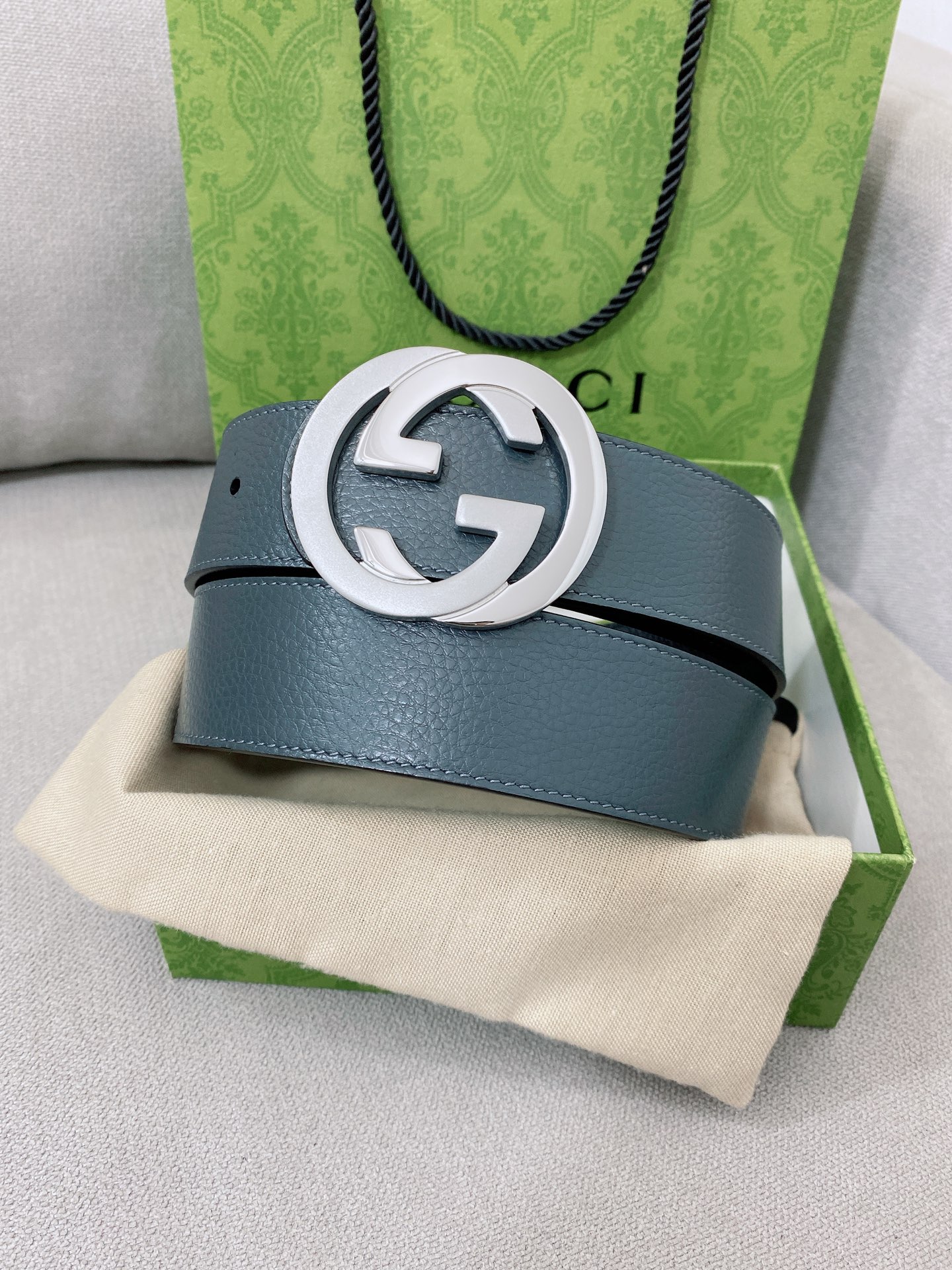   Gucci 顶级原单男士腰带，2025早春系列透过现代视角焕新诠释品牌经典元素。这款腰带以牛皮革匠心