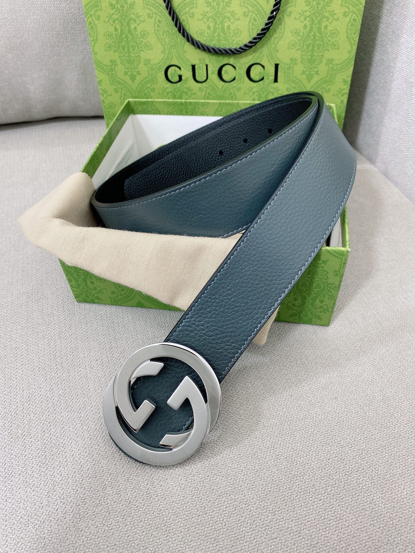   Gucci 顶级原单男士腰带，2025早春系列透过现代视角焕新诠释品牌经典元素。这款腰带以牛皮革匠心